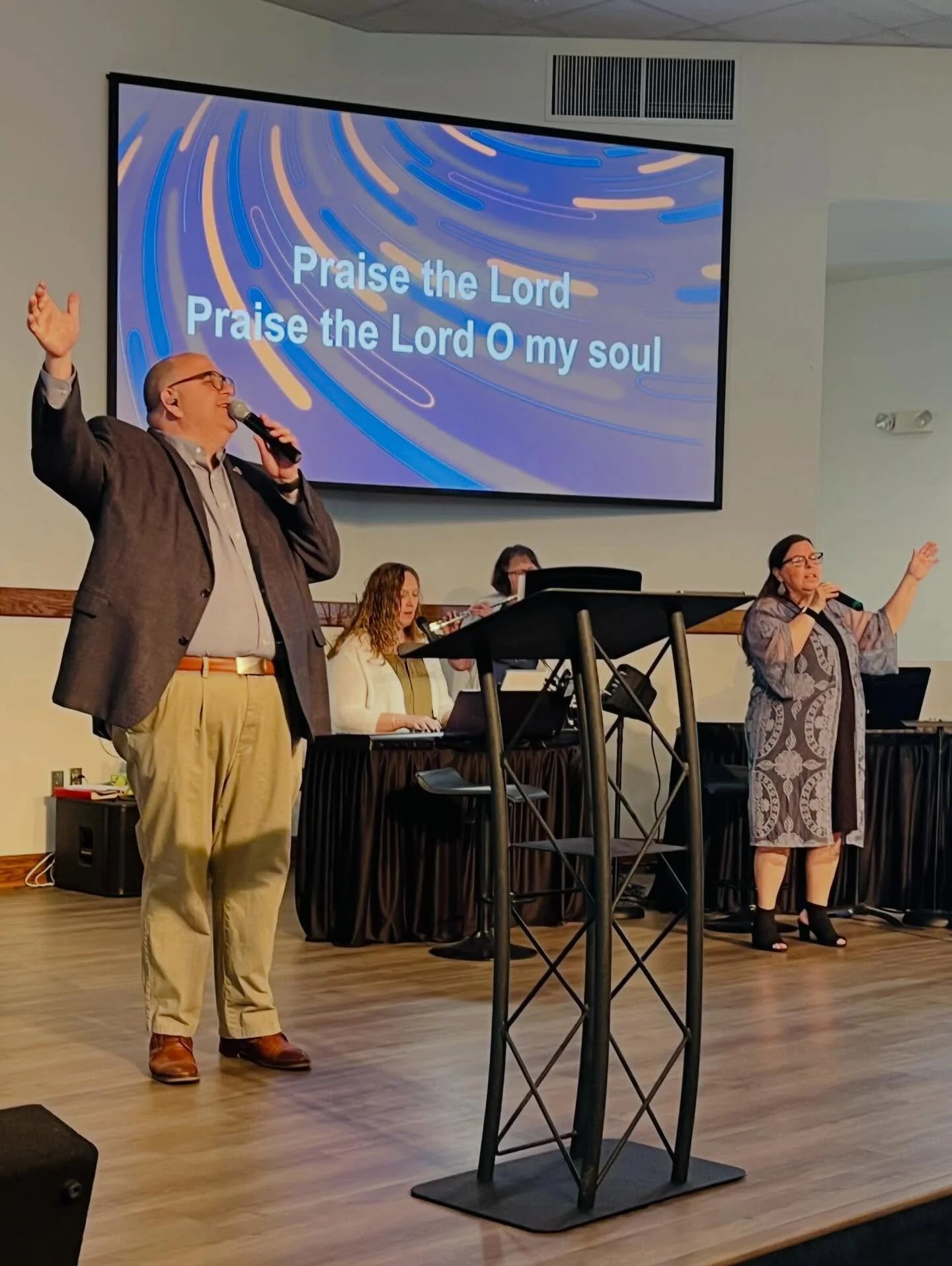 Sundays are the BEST days! But it doesn&rsquo;t stop here. We want to live out our faith every day of the week. Because our God is with us&mdash;He NEVER leaves us or forsakes us! 

🙌✝️❤️☀️