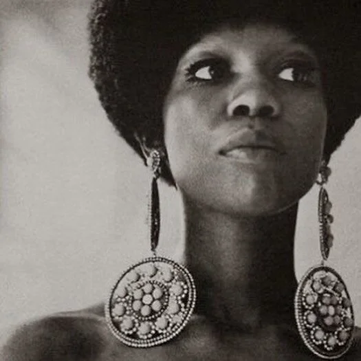 #BlackHistory - #OlaHudson - #BlackDesigner - 🪡 Mother of Slash of #GunsNRoses 🥀 

Hudson's design company was named Ola Hudson Enterprises, Incorporated. Hudson also created special collections for Arpeja, Henri Bendel, Right Bank Clothing and Nei