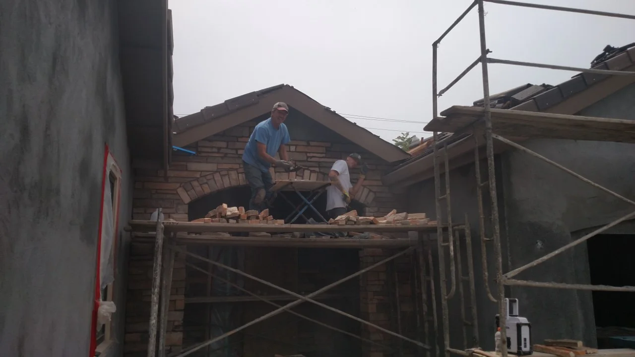 STONE WORK FOR A DRAMATIC ENTRY