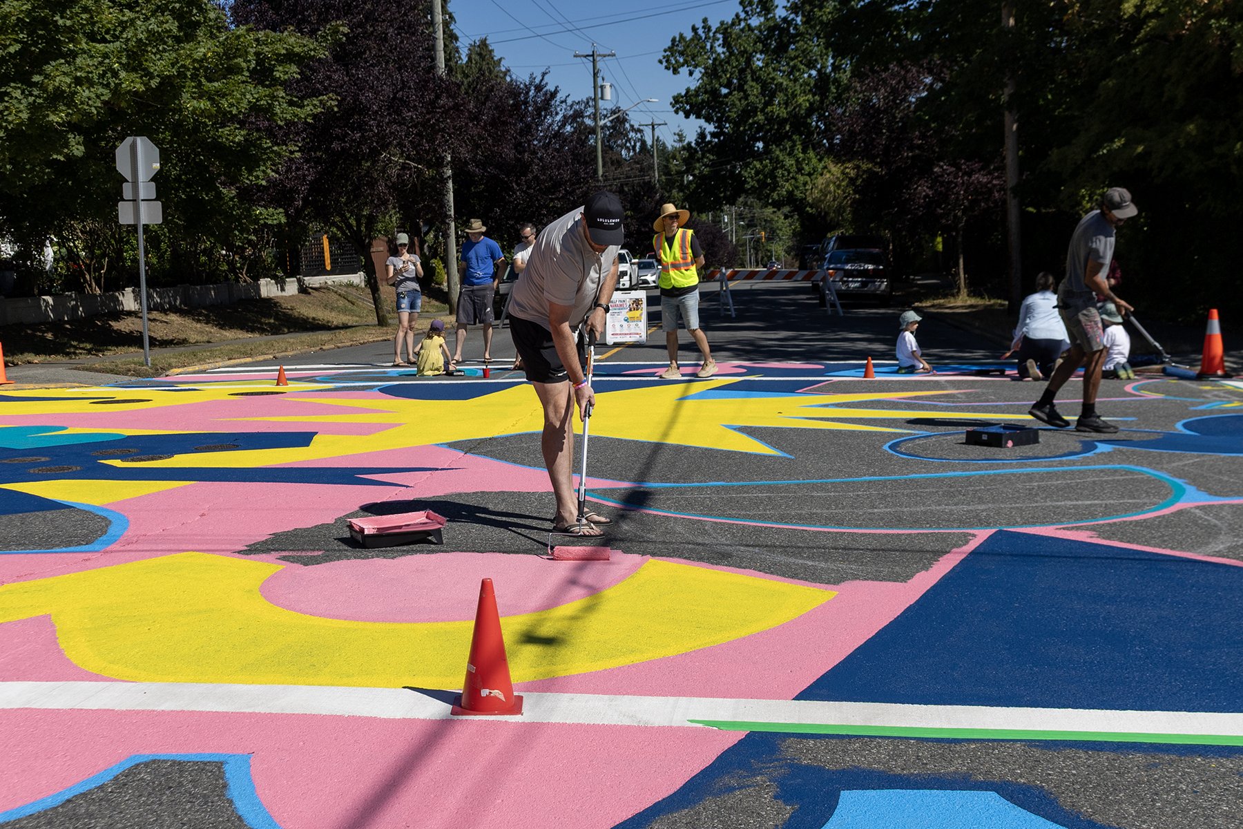 Community shows up to paint mural for Old City intersection