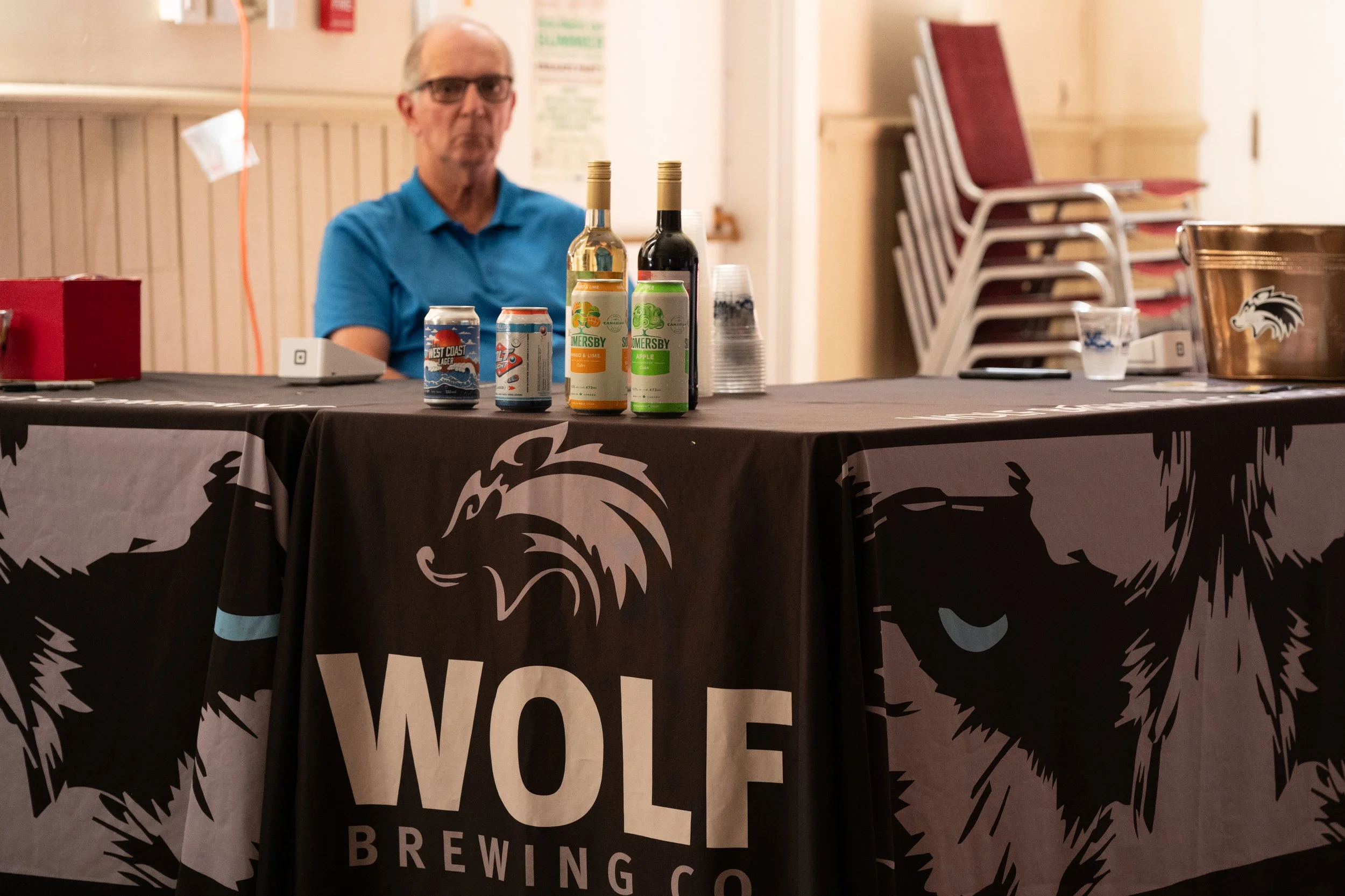 A volunteer tending the Fringe Bar at STAUC