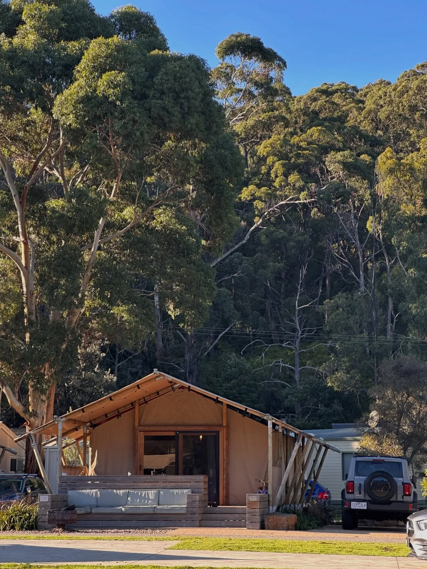 Some highlights from our trip glamming down at @big4wyeriver ✨🏕️ 

👉 We stayed in one of thier Safari tents - perfect way to do the camp thing without having to invest in all the camp stuff. They're super luxe with comfy beds, AC unit, kitchenette,