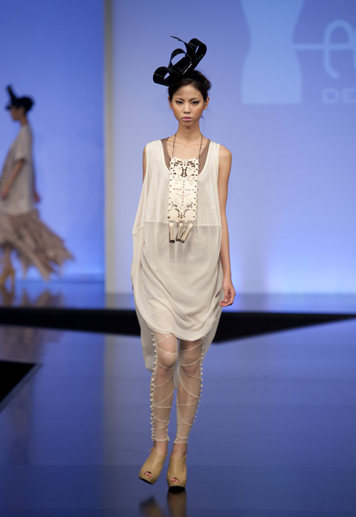 10-1-aman-man-up-cycled-leggings-made-with-surplus-factory-fabric-and-white-top-made-with-recycled-cotton.jpg