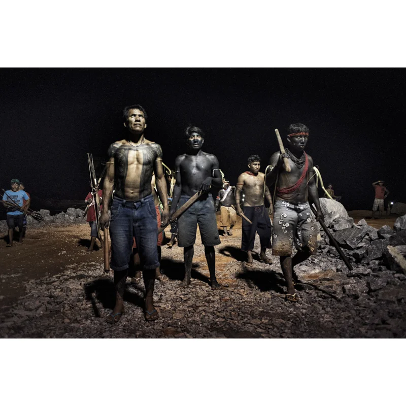 Belo Monte construction site, Altamira Brazil October 09 2012
On Tuesday 9 October, around 80 “warriors” in full war paint and armed with bows and arrows, clubs and lances occupied a construction site for the Belo Monte hydroelectric plant on the Xingu River, a tributary of the Amazon in Brazil.
In a cloak-and-dagger operation, the native Indians stormed the Pimental cofferdam, chased off around 900 construction workers and took control of a large number of trucks and Caterpillar construction vehicles.