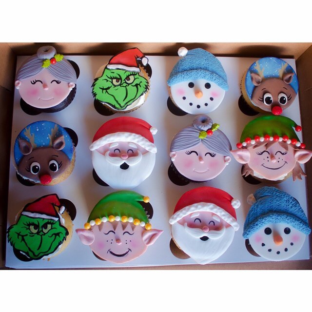 Very high level of coziness &amp; happiness making these😌 i often think about how kid-me would be bouncing off the walls if she knew what she&rsquo;d end up doing for a living 🥳🙆🏽&zwj;♀️ CRAFTS &amp; CAKES EVERYDAY! 🎨🧁🎂 #christmascupcakes
