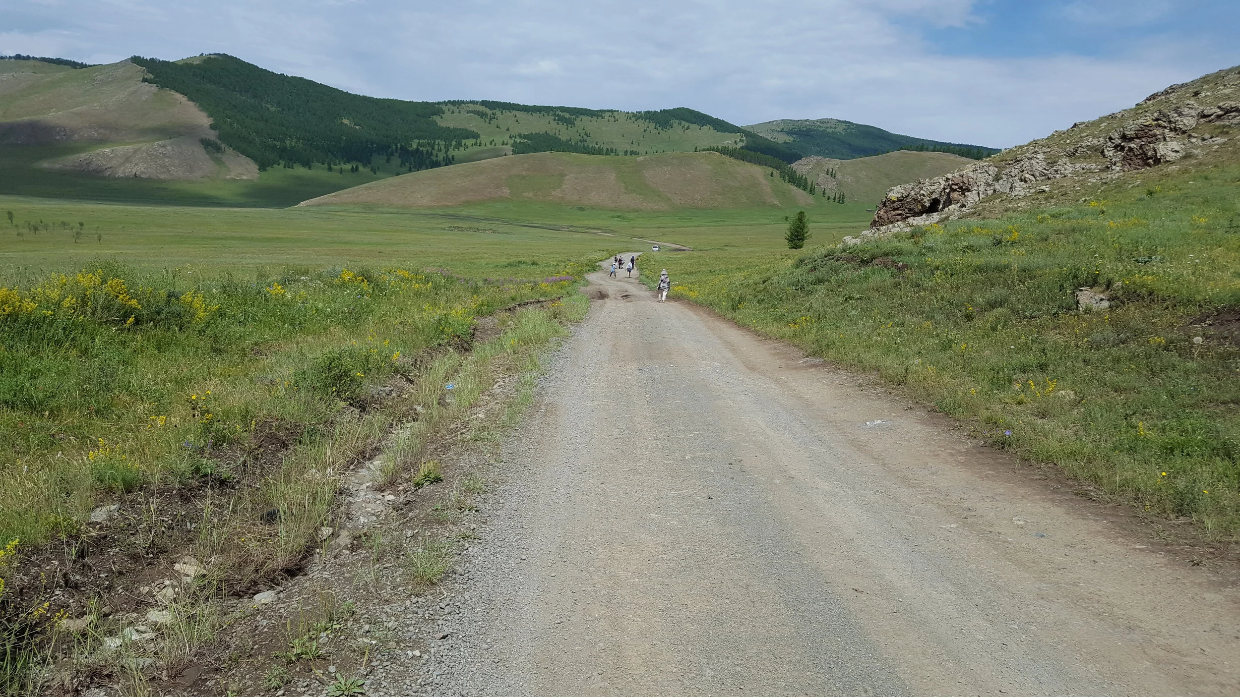 After a breakdown, walking the last few kilometers into the camp in the Orkon Valley