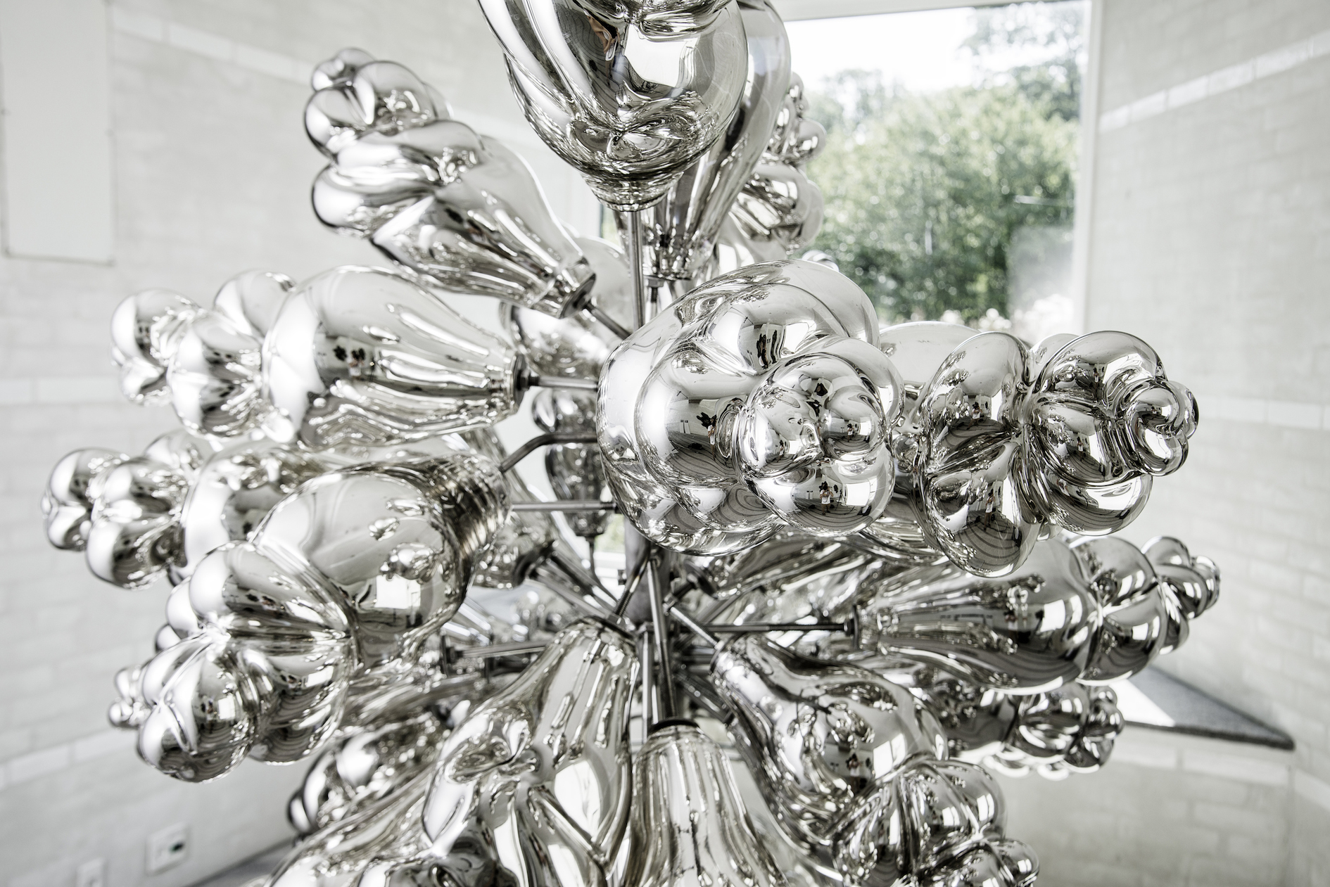 Sort sol. 2014. 180x120x250cm, blåst, mirrorized, montert på stålkonstruksjon Foto: Anders Beier