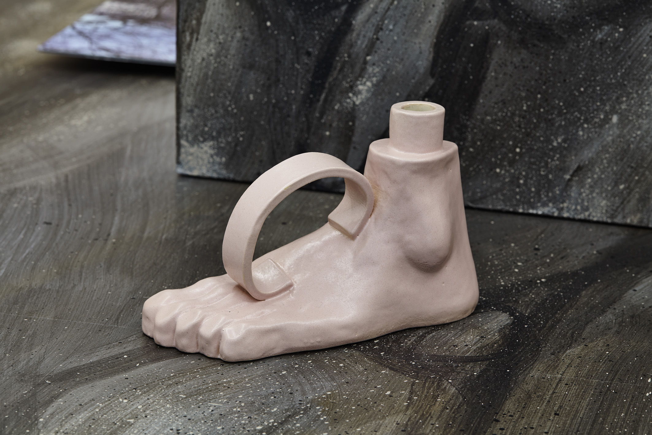  Éléonore Joulin, Le Pied, grés, émail, 2017. 22 x 15 cm 