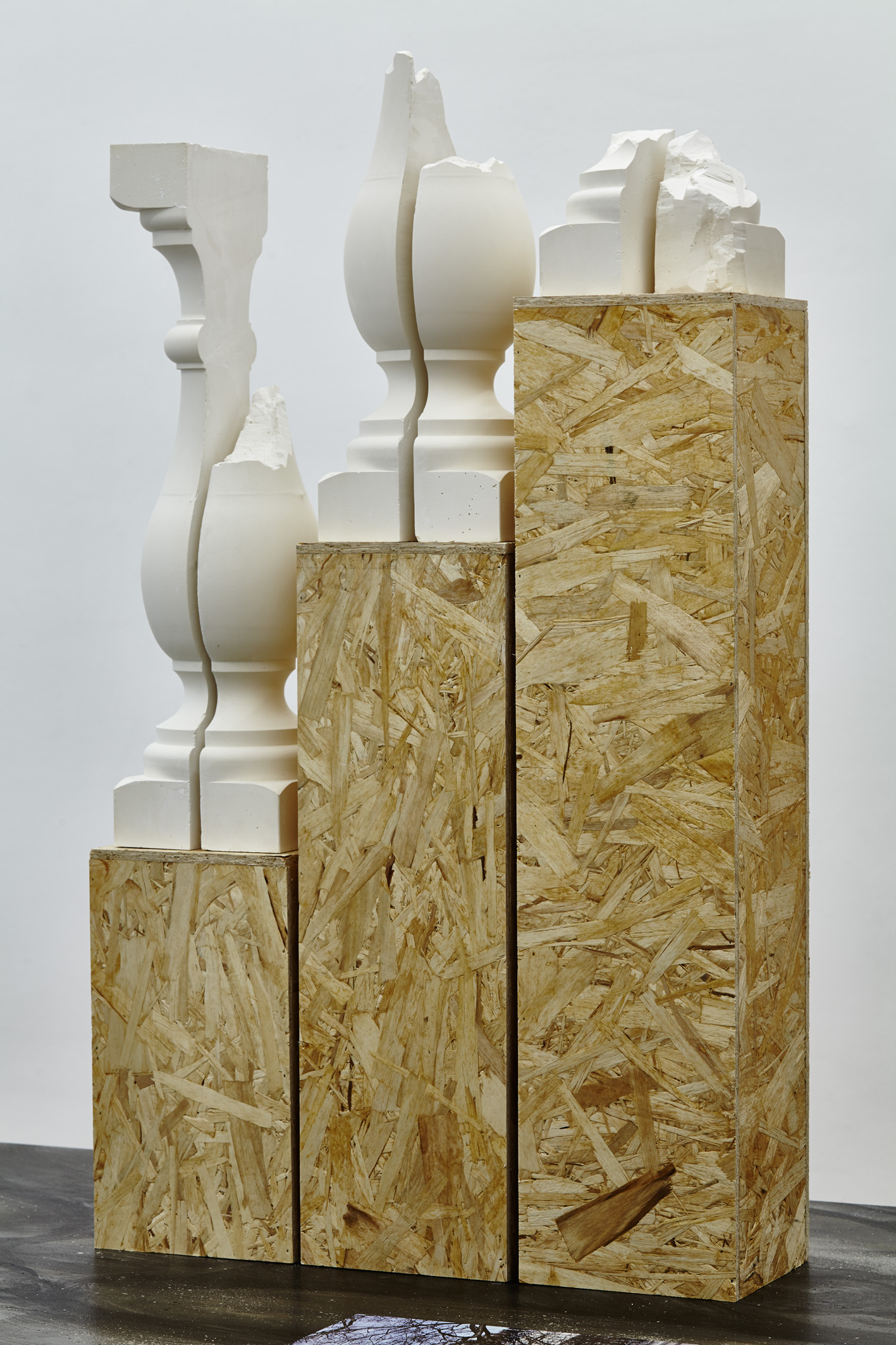  Cyril Zarcone, Balustres décoratifs, 2017. Bois OSB, plâtre, 110 x 60 x 18 cm 