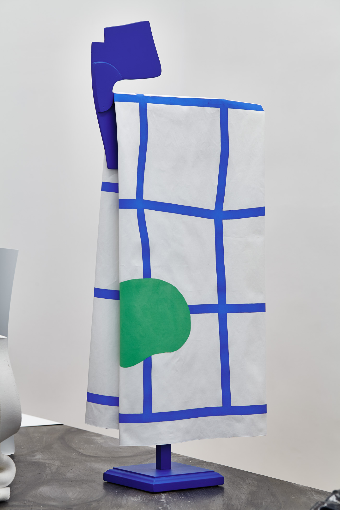  Eva Taulois, When sunny gets blue, 2015. Toile de coton, acrylique, bois, 33 x 100 x 19 cm 