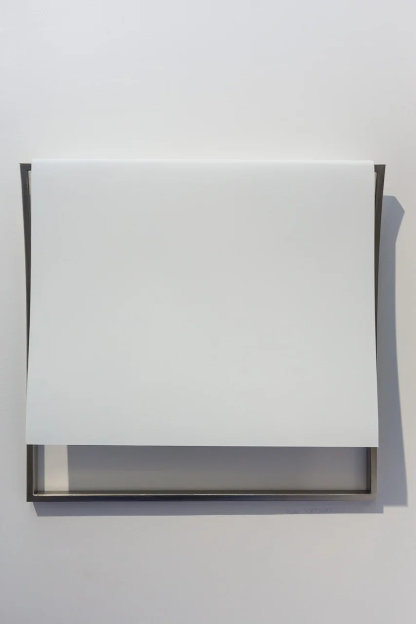 Mara Fortunatovic, Sicarre in sole , 2017. Plâtre et acier inoxydable, 60 cm x 70 cm