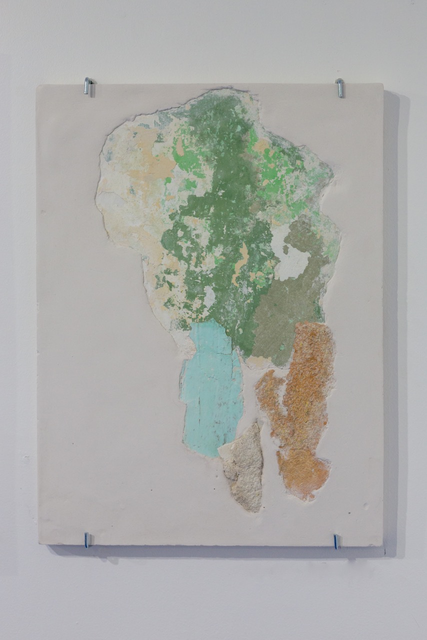  Manoela Medeiros,  Continent VI , 2017. Fragments de mur, plâtre, 30 cm x 40 cm 