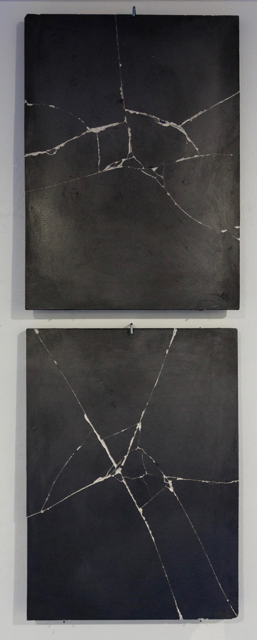  Amandine Simonnet, série  Résonnances II , 2017. Poudre de graphite sur plâtre, 36 cm x 26 cm 
