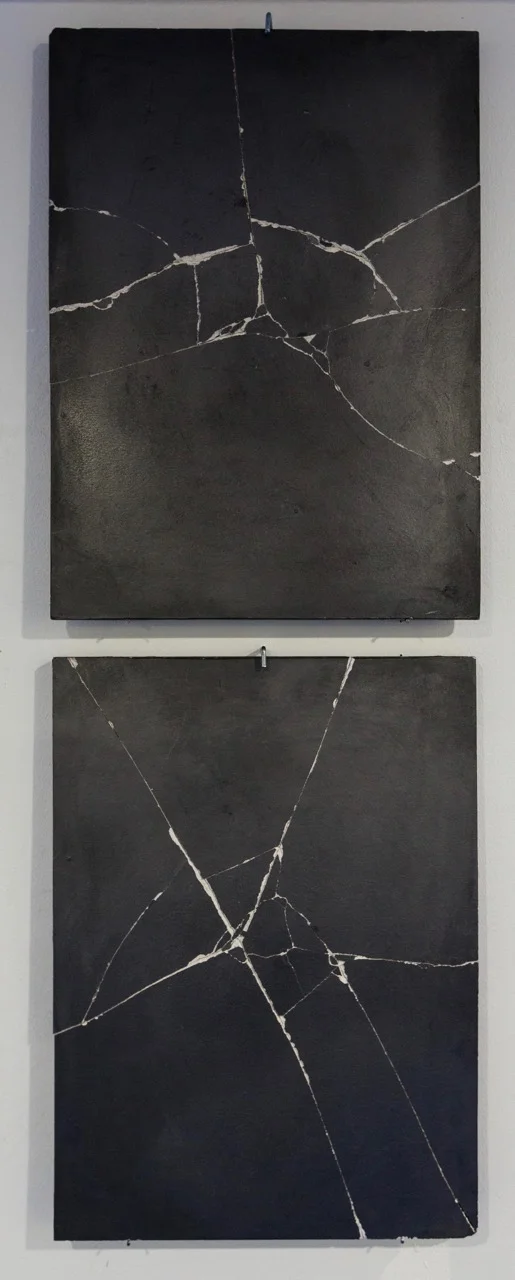 Amandine Simonnet, série Résonnances II , 2017. Poudre de graphite sur plâtre, 36 cm x 26 cm