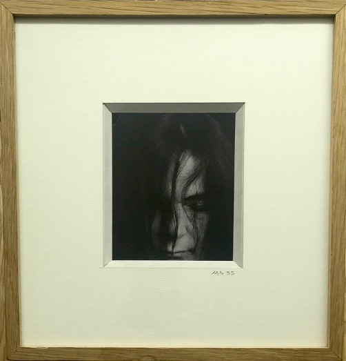  Michèle Sylvander,  Autoportrait (NB) , 1995. Photographie polaroïd, 11 cm x 9 cm 
