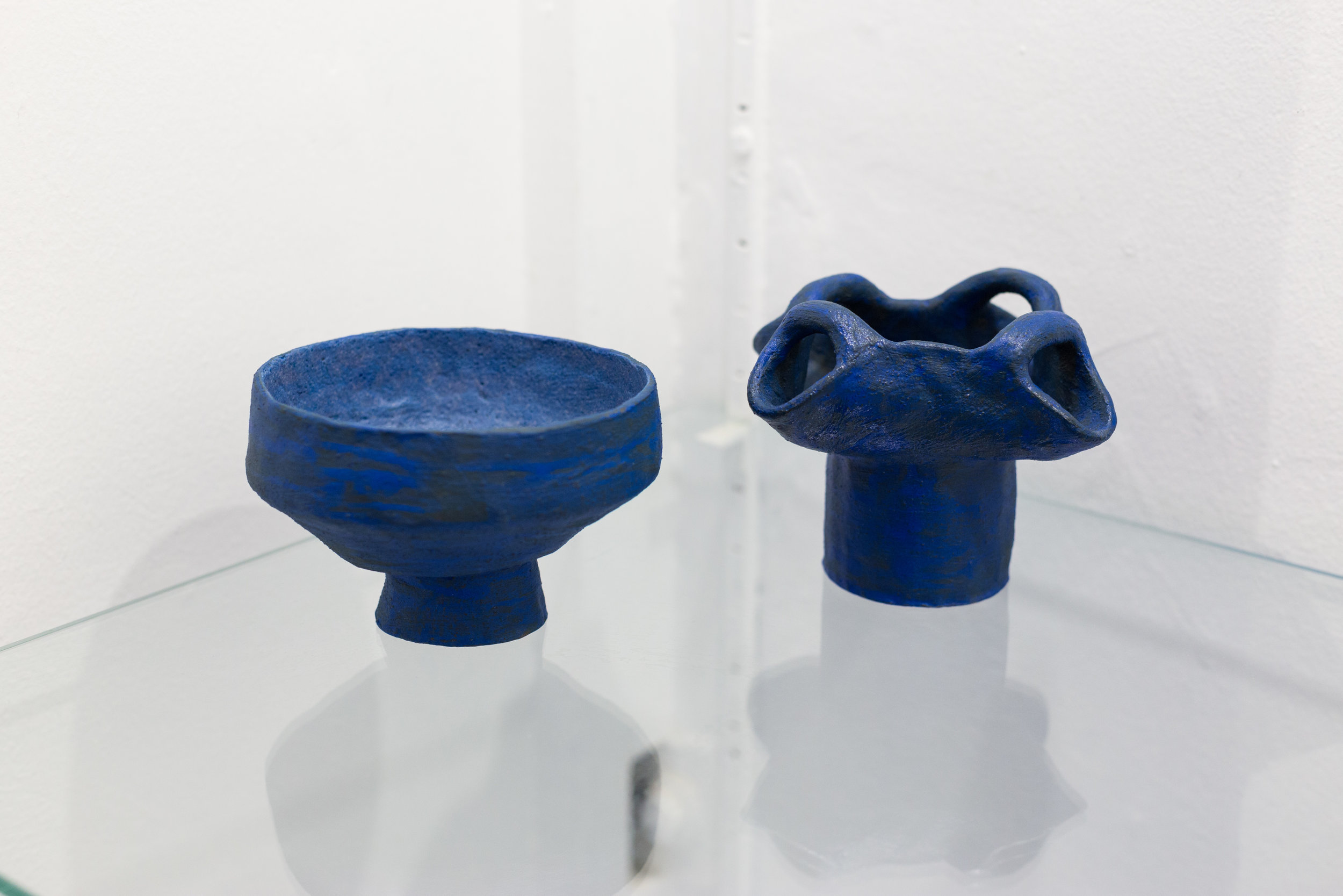 Jessica Coates & Michel Müller (de g. à d.  Ripple Vessel , engobe et grés, 7 x 11cm,  Spout Vessel , engobe et grés, 9 x 13 cm), 2017