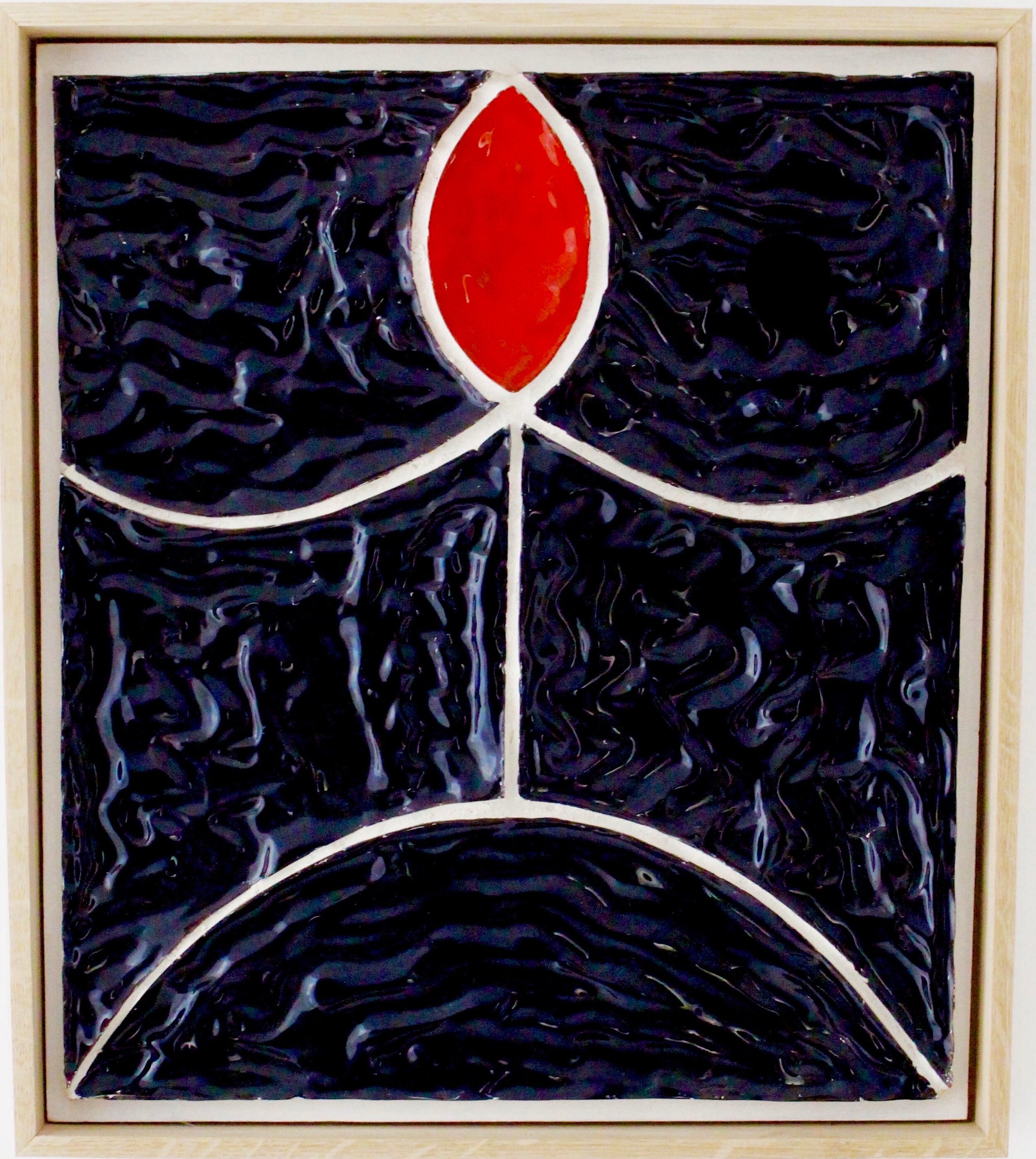   Personnage à tête rouge , 2019.  Céramique sur caisse en bois  41 x 47 cm  © J-C Lett 