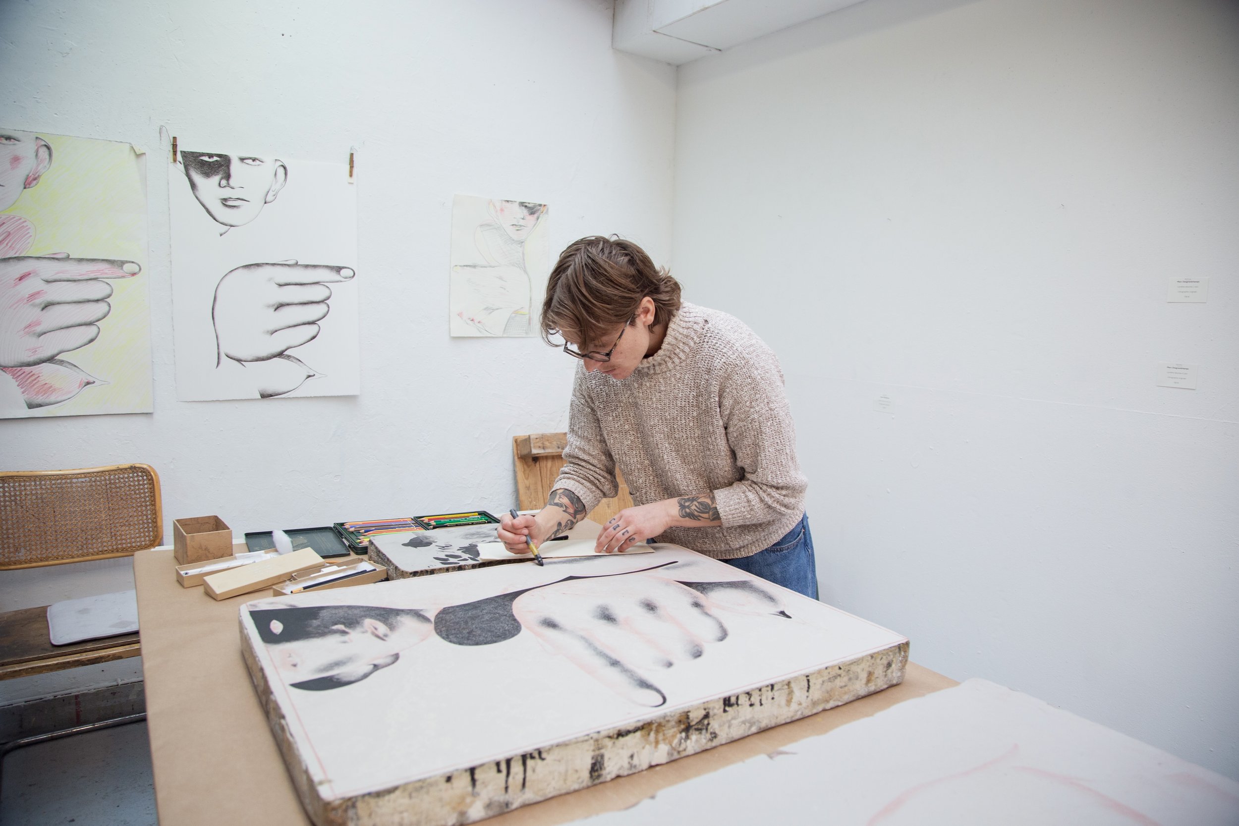 Caroussel_00_Pace_Taylor_Point_That_Thing_Somewhere_Else_2026_Michael_Woolworth_Paris_Double_V_Gallery_C_Dorota_Jedinakova_Drawing.jpeg