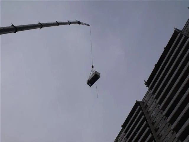 Lifting genset up onto a rooftop site
