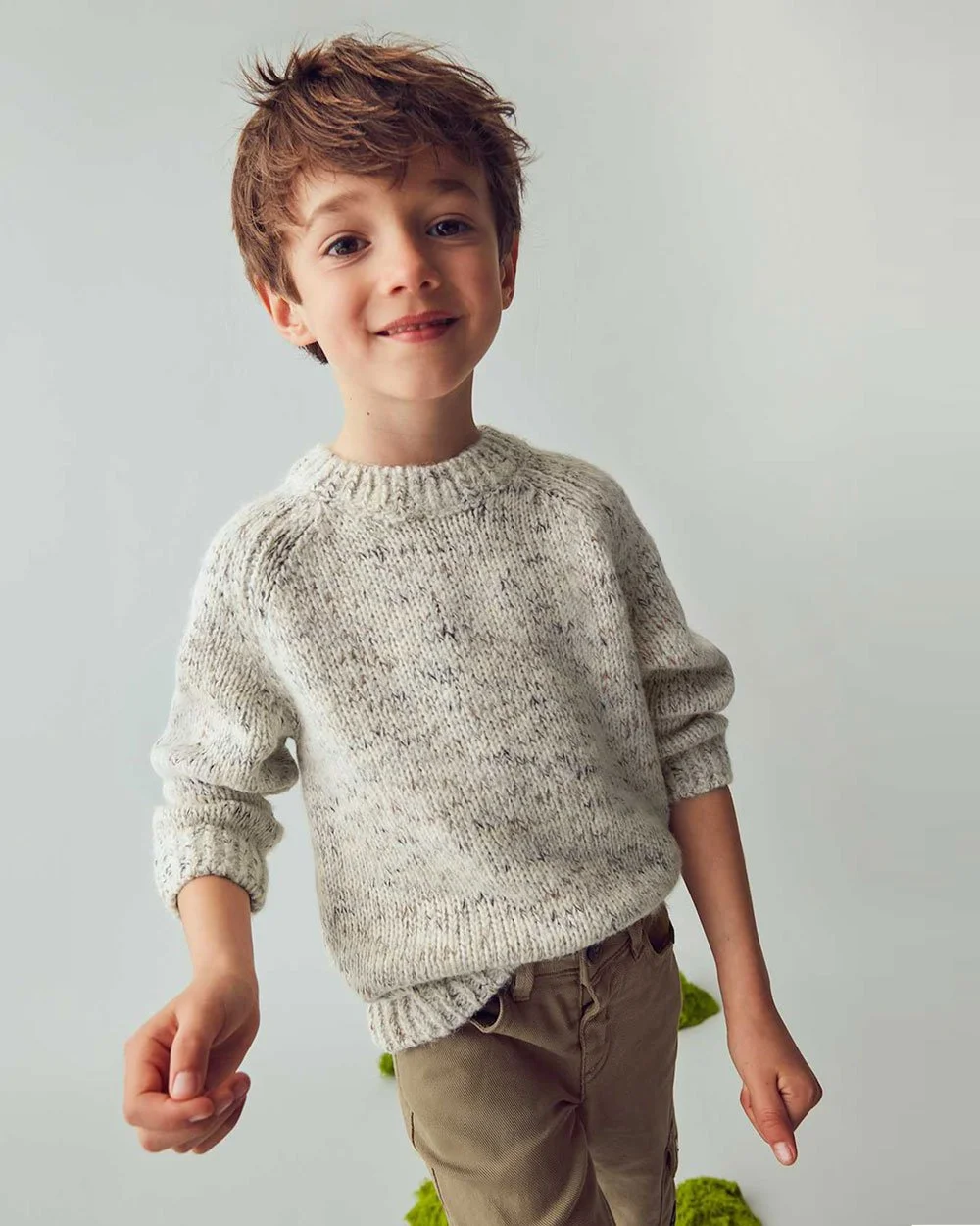 Just look at the colors that pull through on this round neck knit sweater from @mayoralmakingfriends. The melange effect creates a soft, multi-tonal, speckled look by blending different colored fibers (dyed and undyed) before spinning and weaving.