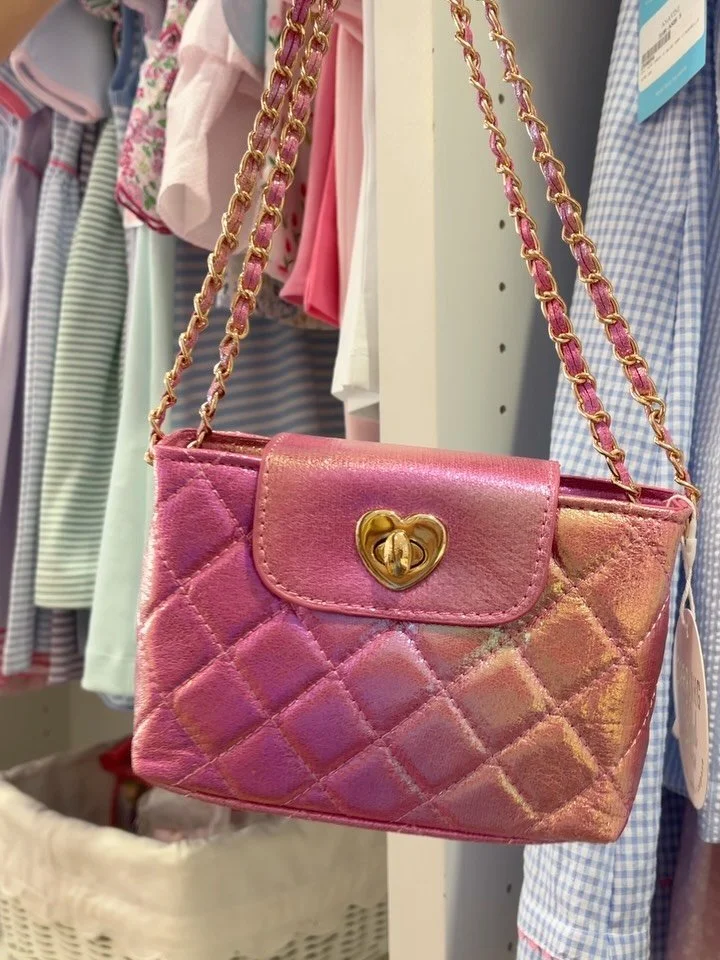 We love a little sparkle and shimmer from @carryingkind purses! These make the best graduation gifts for Pre K or end of school celebrations! ✨✨✨