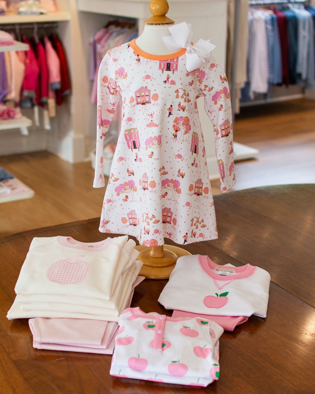 Fall prints and colors from @thebeaufortbonnetcompany in the shop. Pink is a year-round color 😉