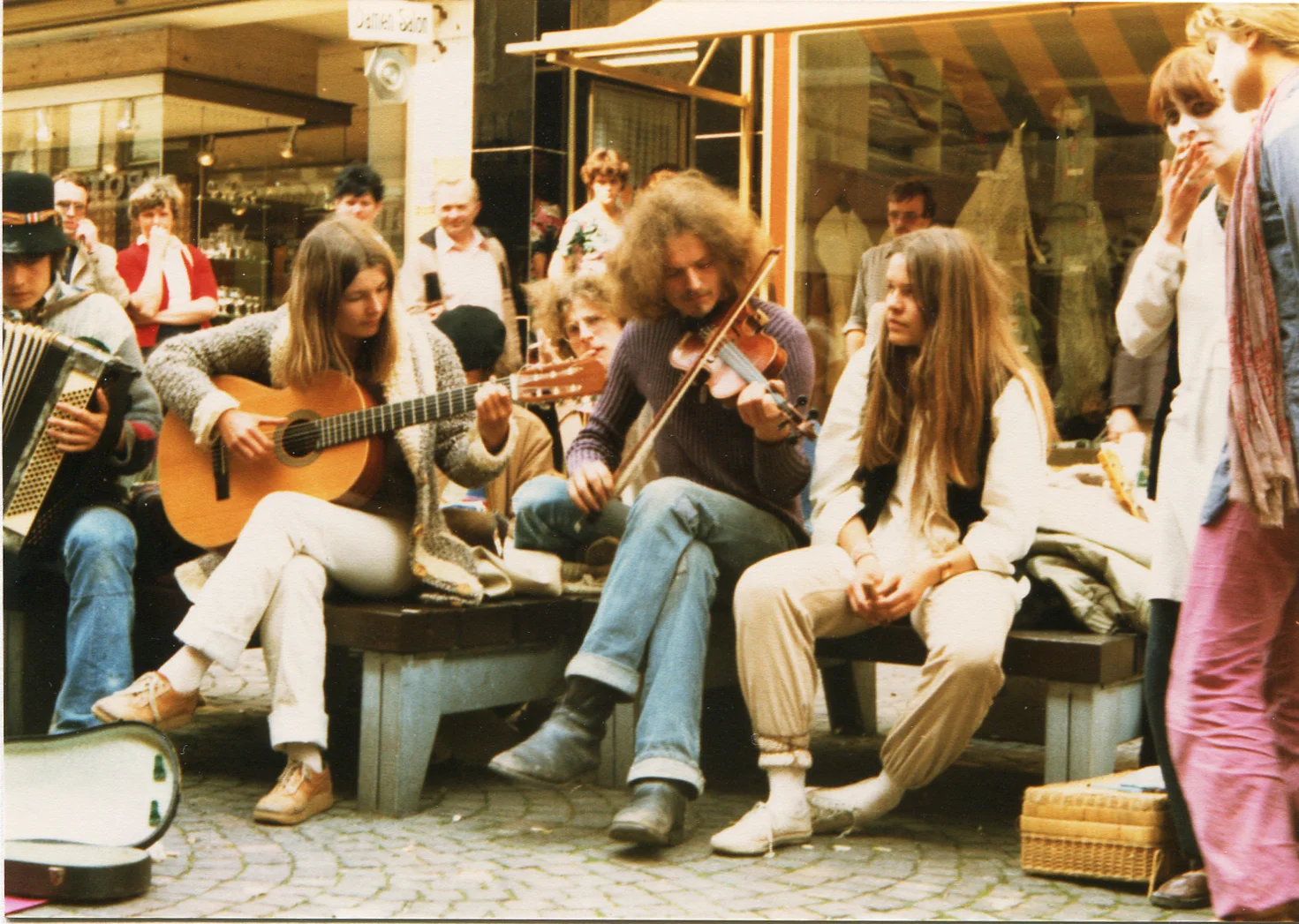 1980_Fulda_Strassenmusik_Seppel+Biggi+Geigi+Katharina.jpg