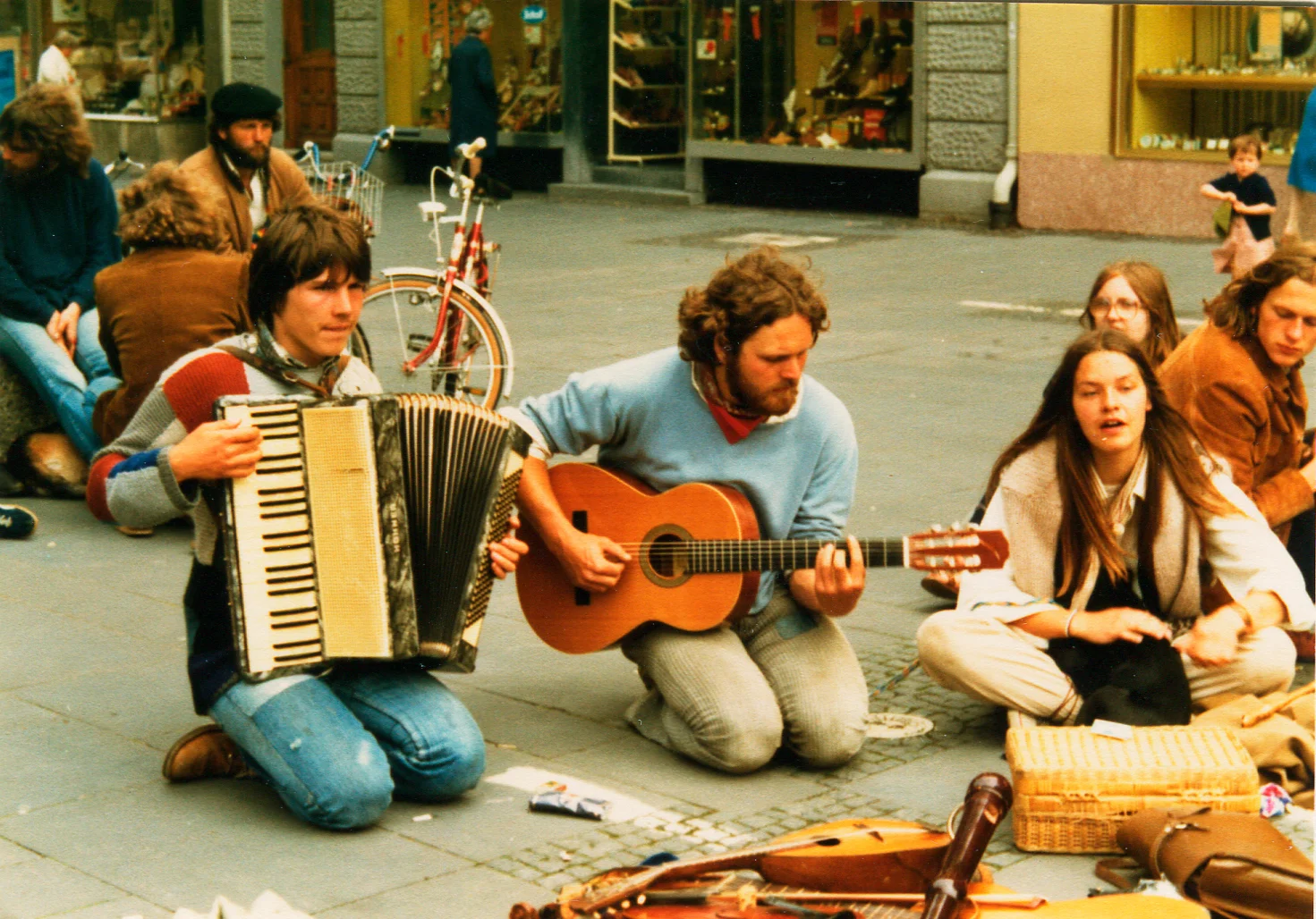 1980_Fulda_Strassenmusik_Seppel+Hermann+Katharina.jpg