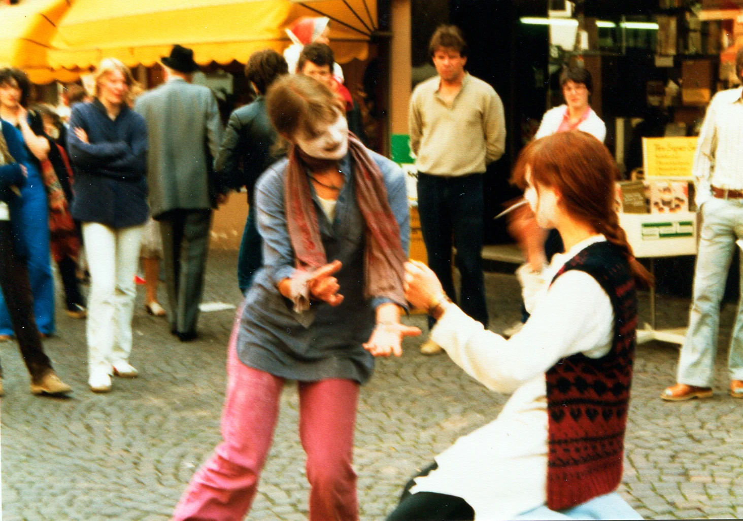 1980_Fulda_Strassenmusik_Jutta+Bine.jpg