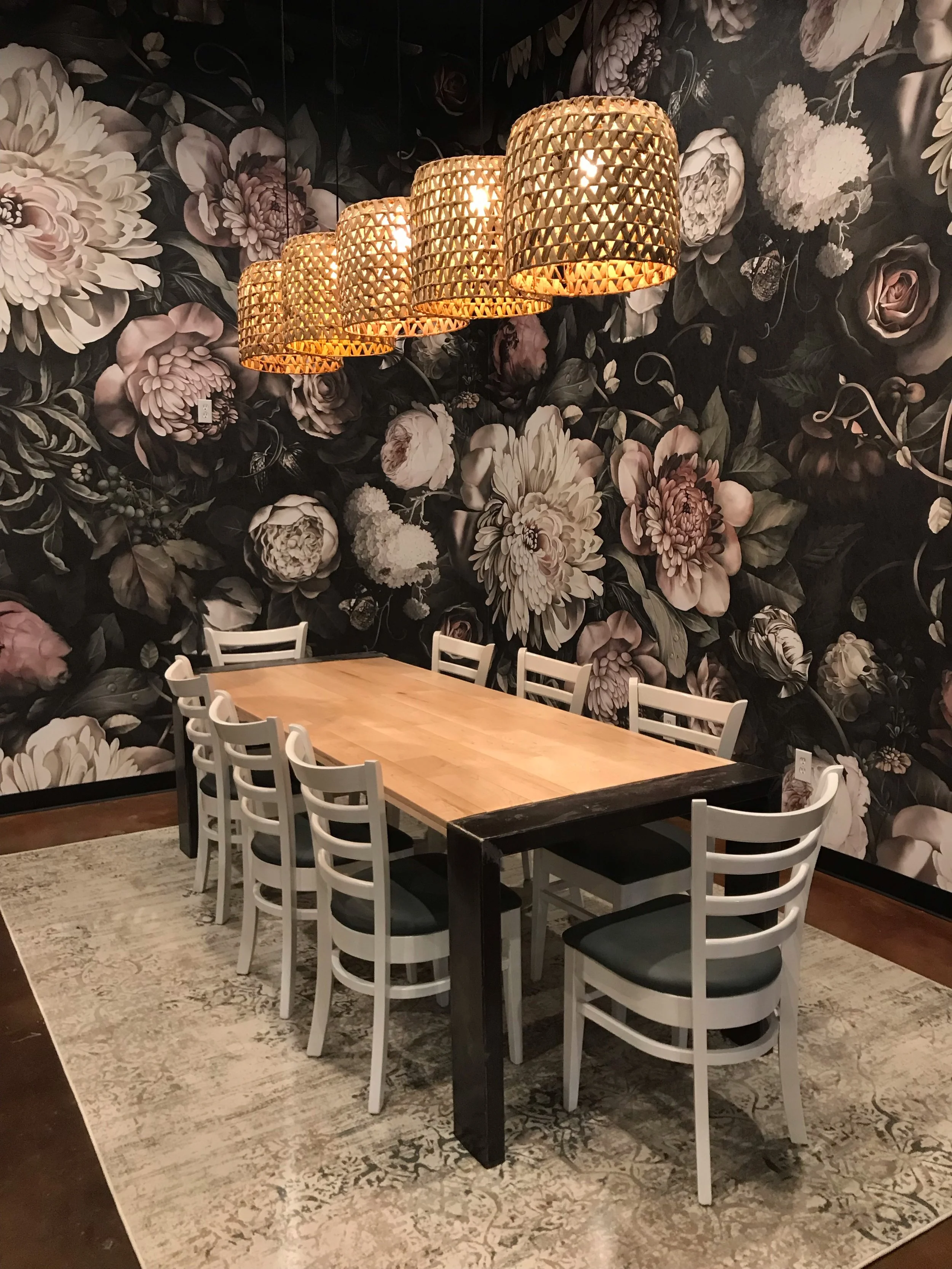 Perfect for intimate meetings, group gatherings, and project planning (8-10 people)