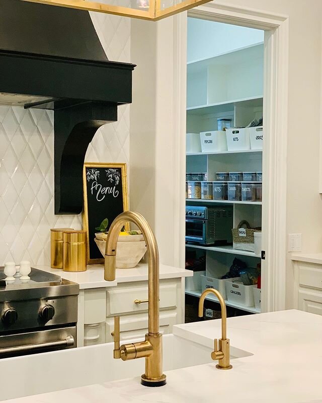 Happy Tuesday! Is it Tuesday or Mⓞ𝓷𝕕𝖆🆈 🤪???⁣
⁣
I love the contrast in this kitchen and I can&rsquo;t wait to get the gold metal trim on that black hood ✨. It&rsquo;s all in the details of these spaces you know 👏🏼⁣
⁣
Also, I spy an organized pa