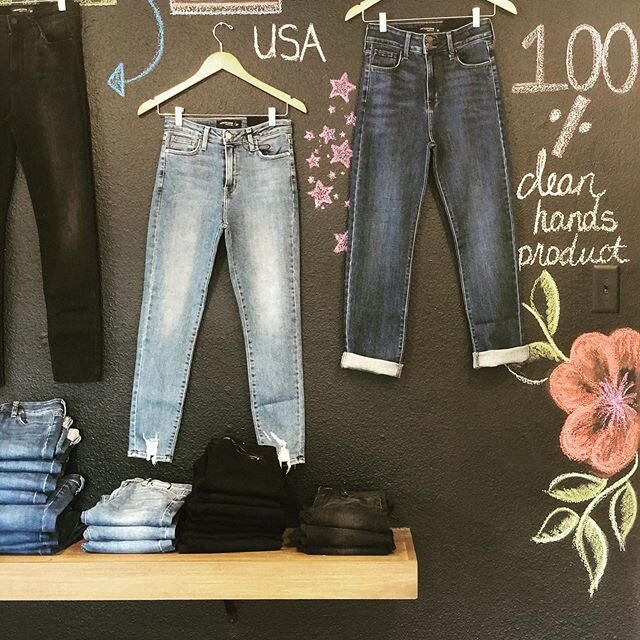 Worked on the new &ldquo;Denim Wall&rdquo; at the aaa-mazing @theserveshop today. My chalk designs were alot of fun and just what I needed. You guys have no idea how refreshing a positive and fun environment can be for me, in this often crazy and hec