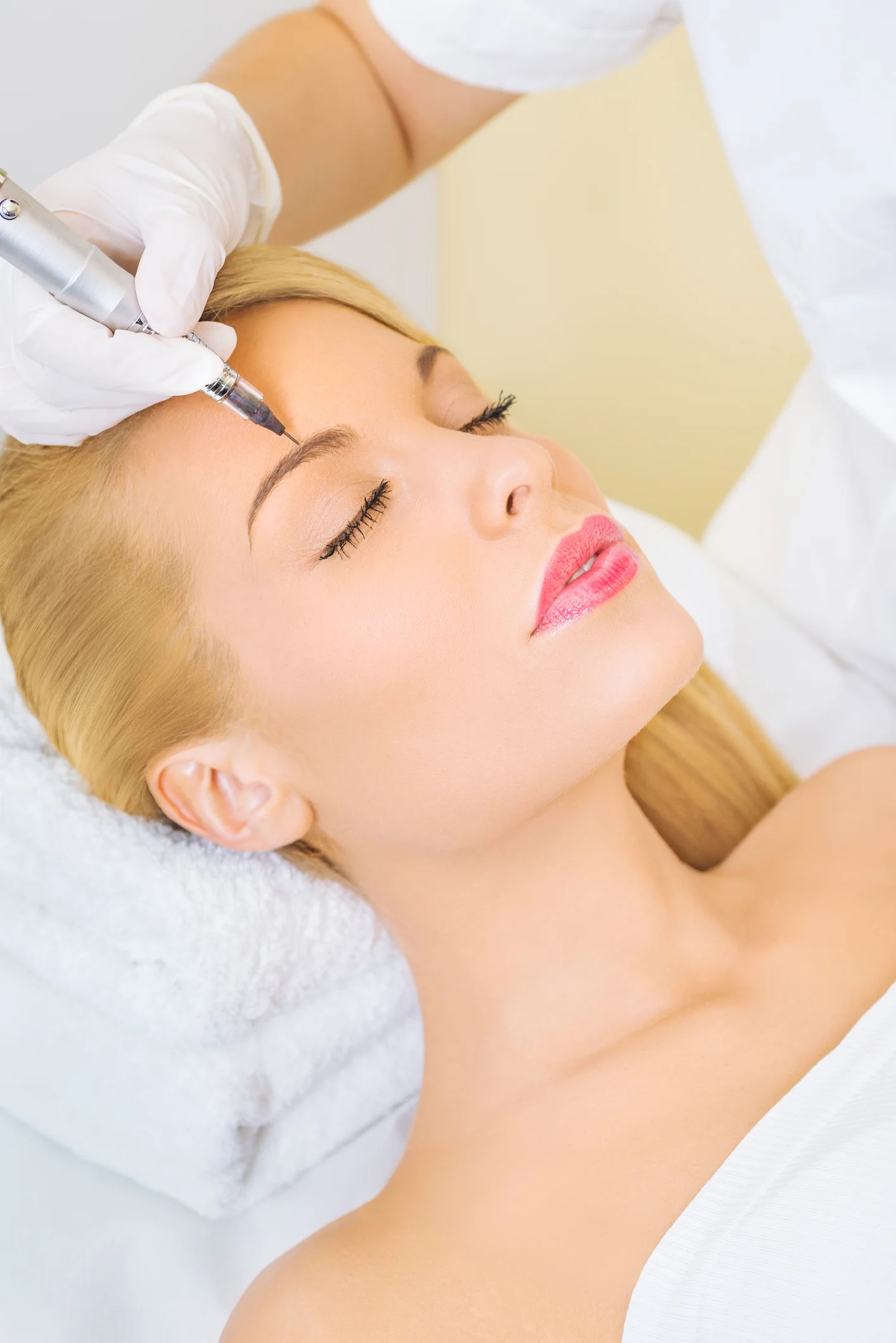 permanent-make-up-on-eyebrows-35656853.jpg