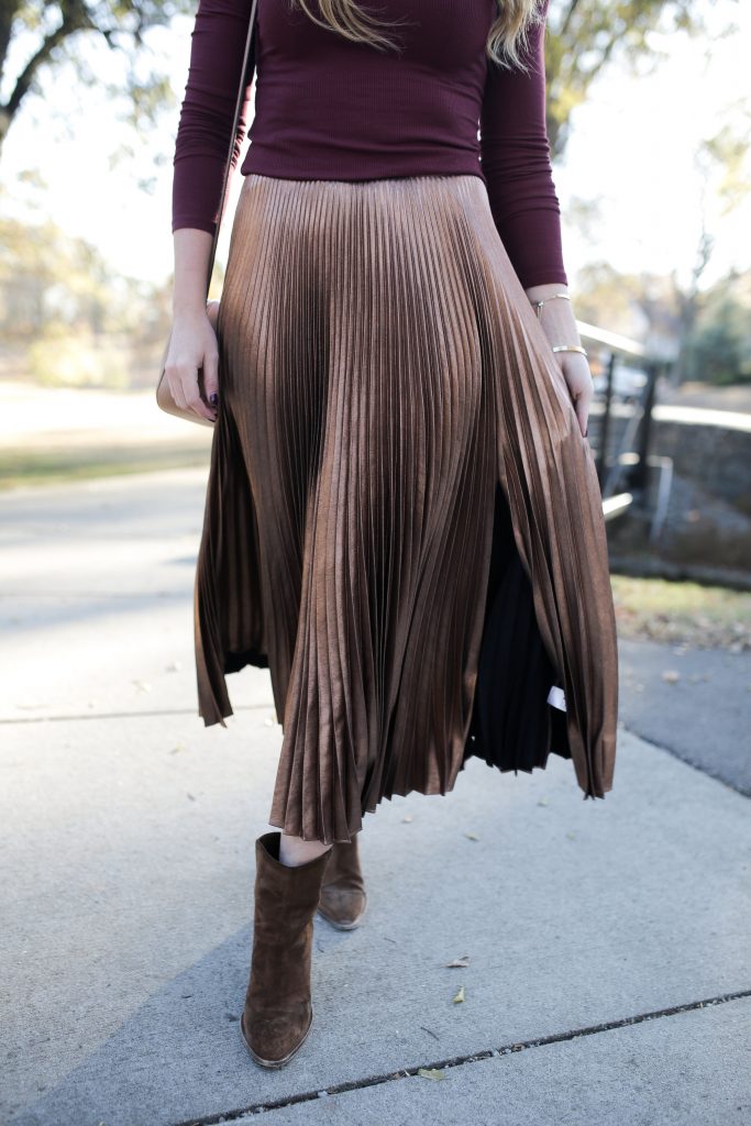 Blogger-Gracefully-Taylored-in-ALC-Metallic-Skirt6-683x1024.jpg