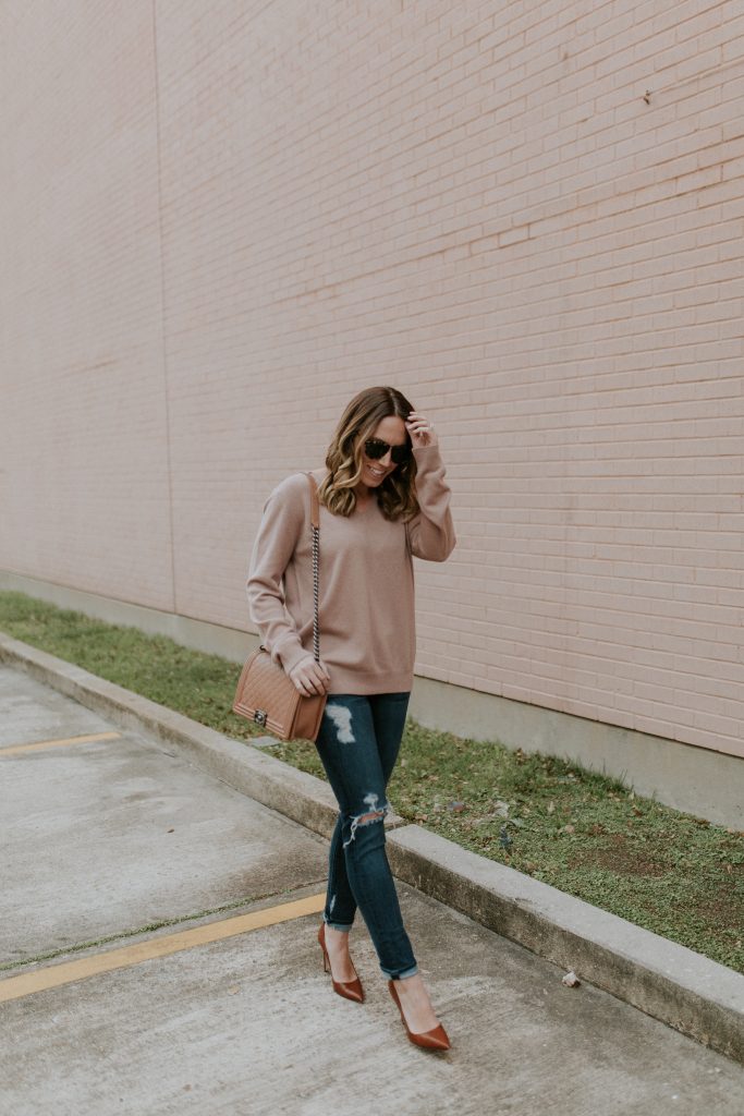 Blogger-Gracefully-Taylored-in-Blush-Vince-Sweater19-683x1024.jpg