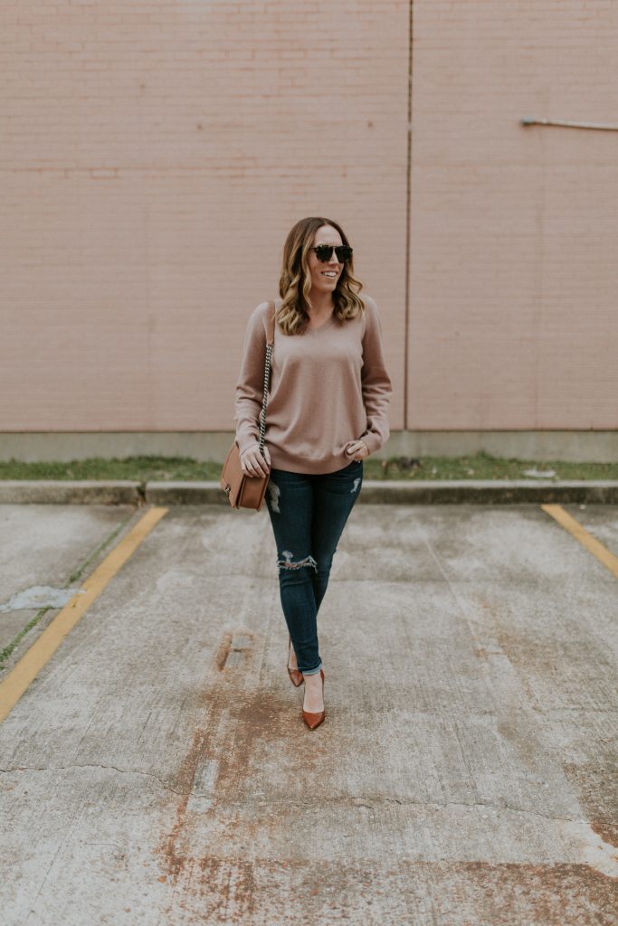 Blogger-Gracefully-Taylored-in-Blush-Vince-Sweater30-683x1024.jpg