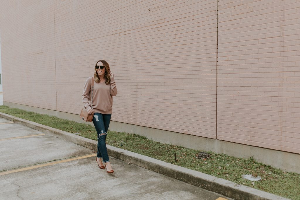 Blogger-Gracefully-Taylored-in-Blush-Vince-Sweater26-1024x683.jpg