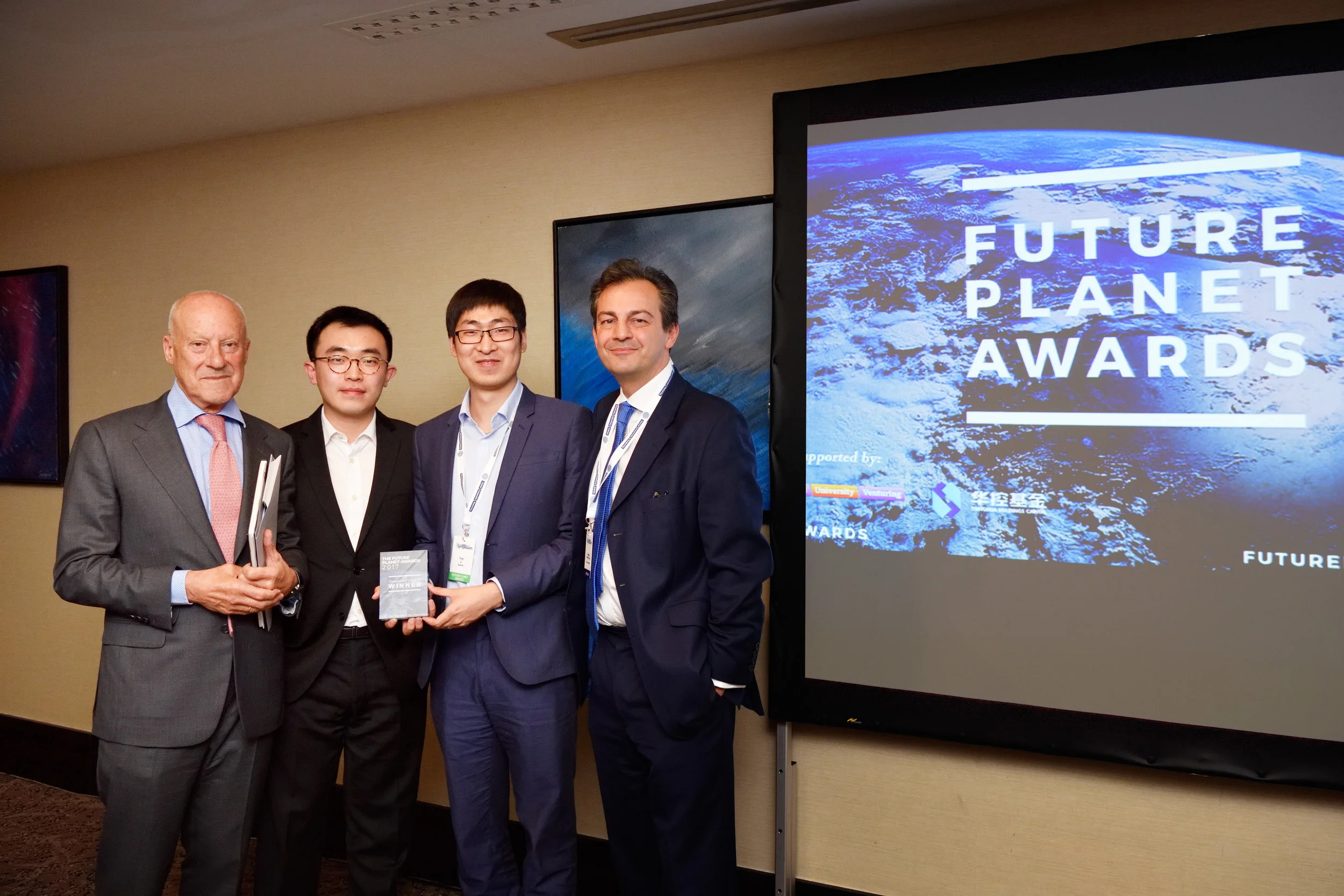  FPC Chairman, Lord Norman Foster and Executive Chairman, Douglas Hansen-Luke present x-lab's Bluepha with the 2017 Future Planet Award for Sustainable Growth. 