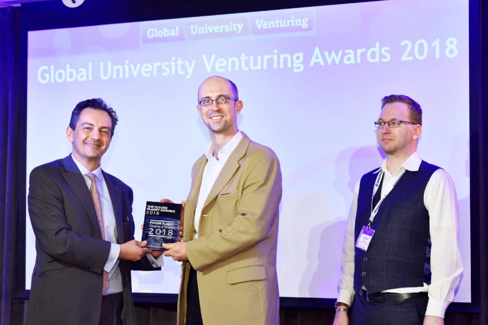 Douglas Hansen-Luke, Executive Chairman and Founder of Future Planet Capital, handing 2018’s award over to Peter Bance.