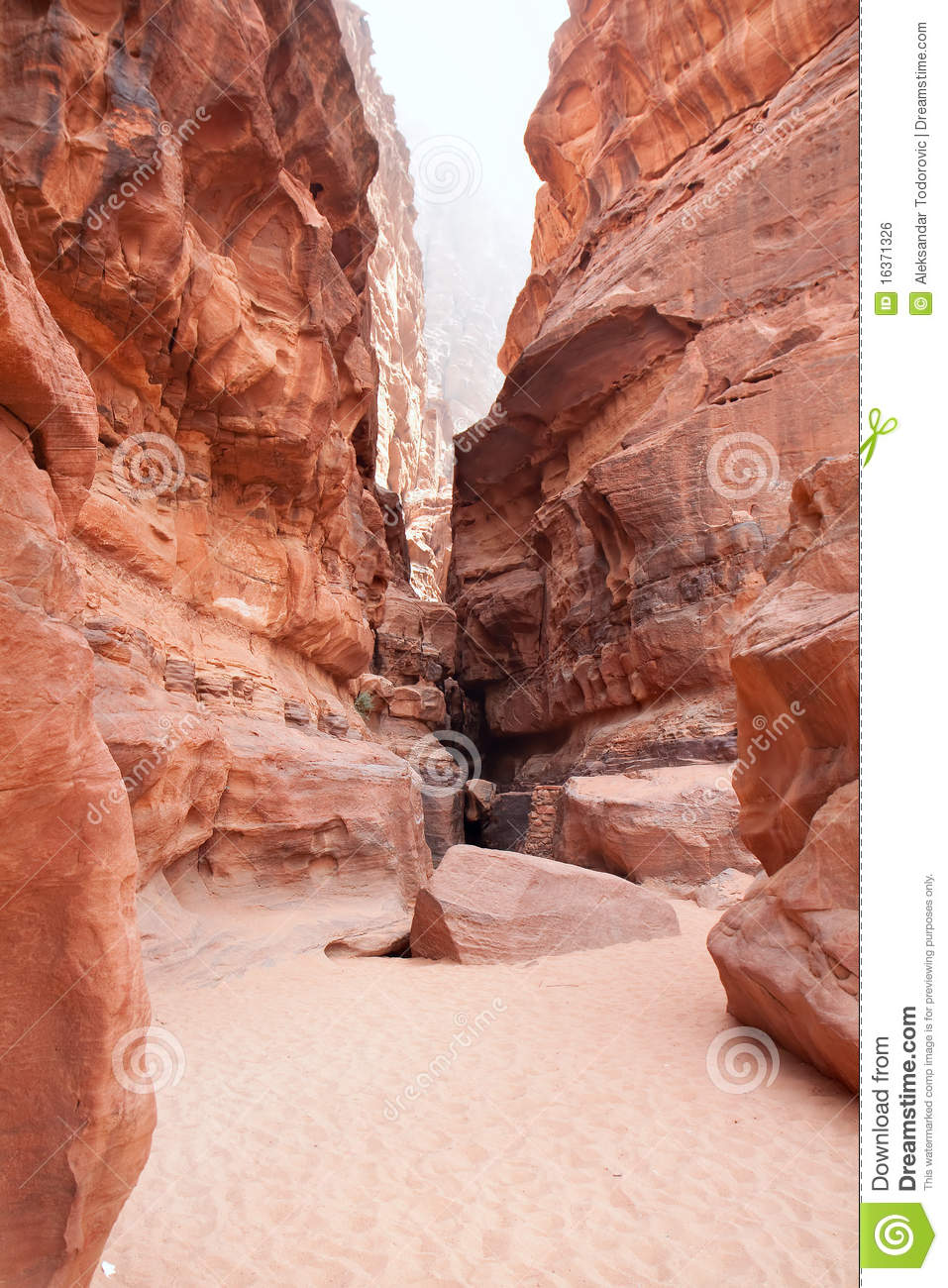 eroded-cliff-khazali-canyon-wadi-rum-16371326.jpg