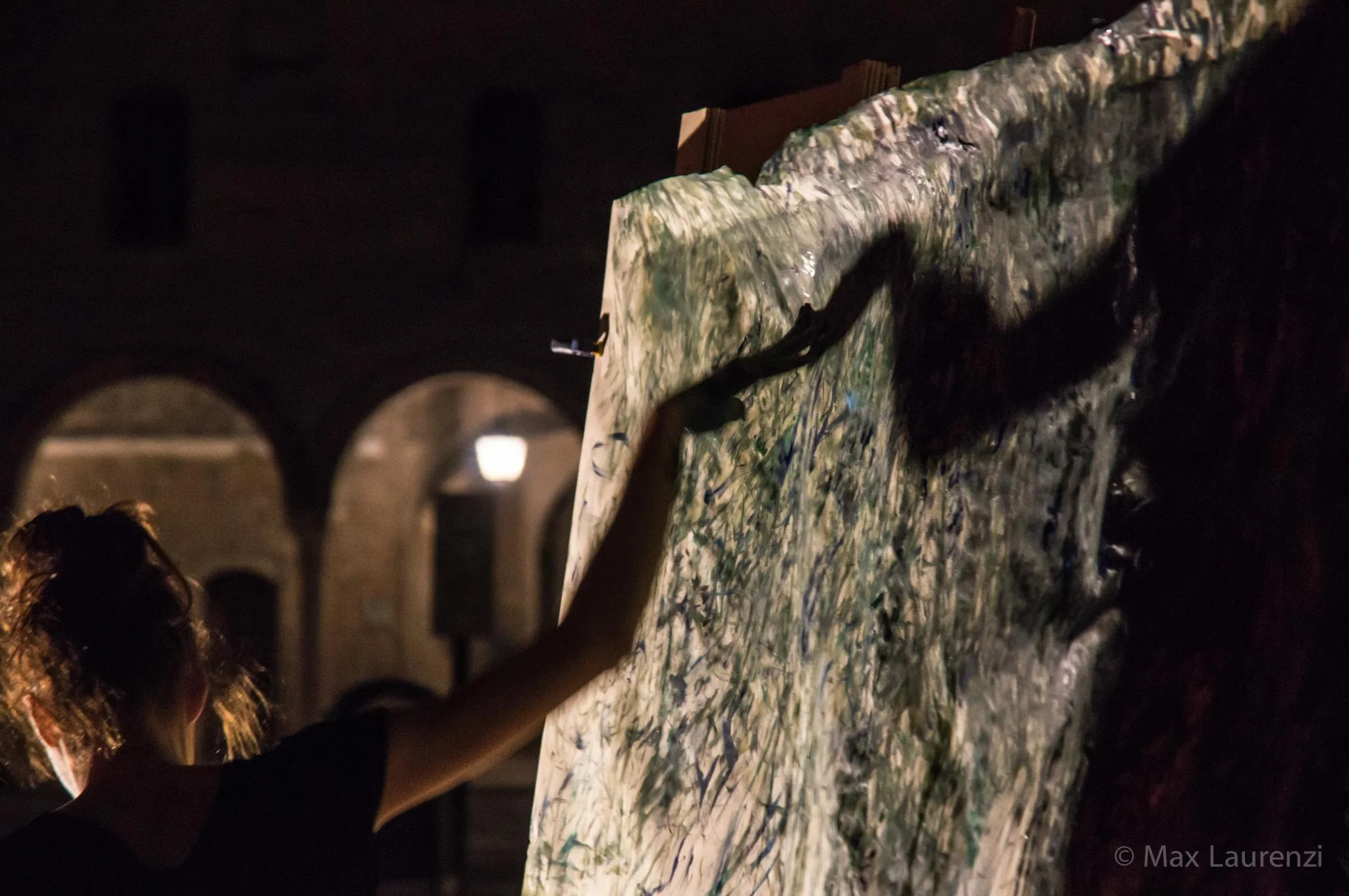 One moment from a performance by Federica Aiello Pini courtesy of Max Laurenzi