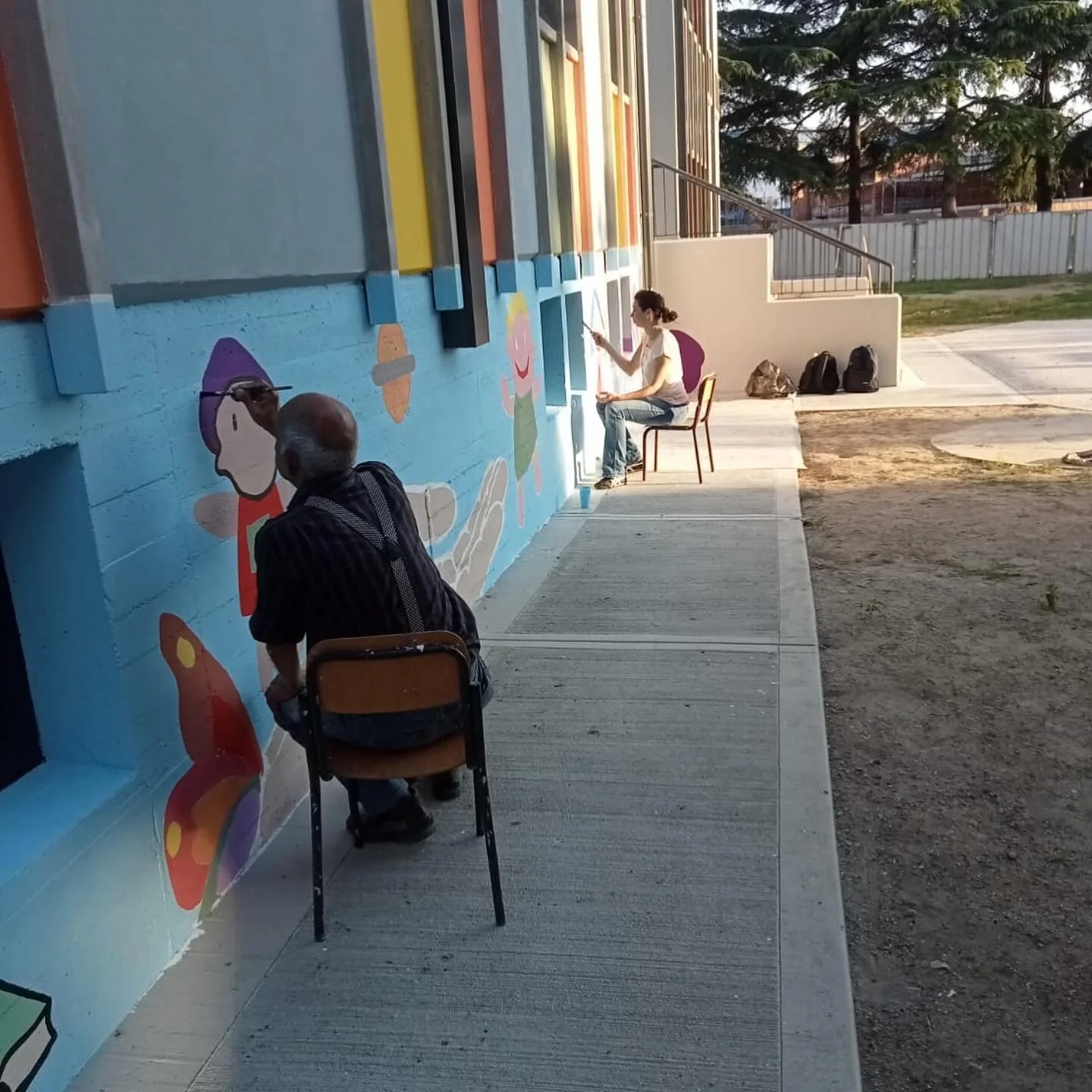 Painting Hector Mono Carrasco's new mural