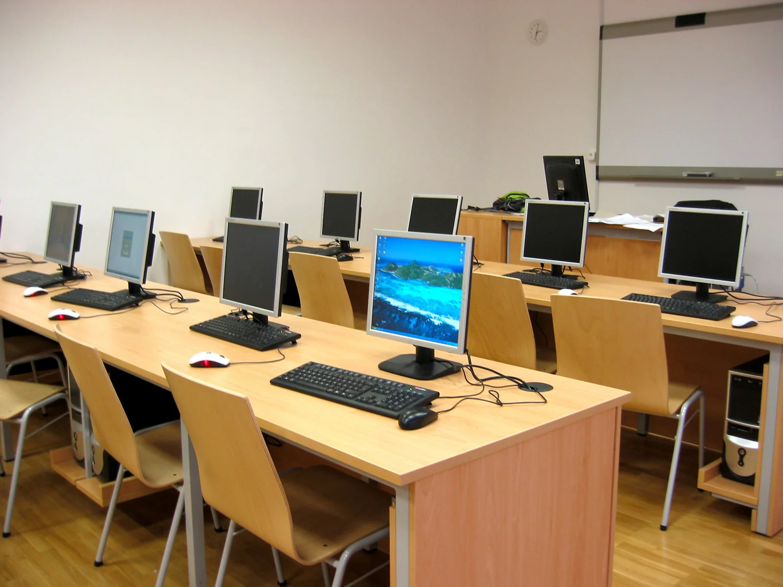 computer-room-1242684-1600x1200.jpg