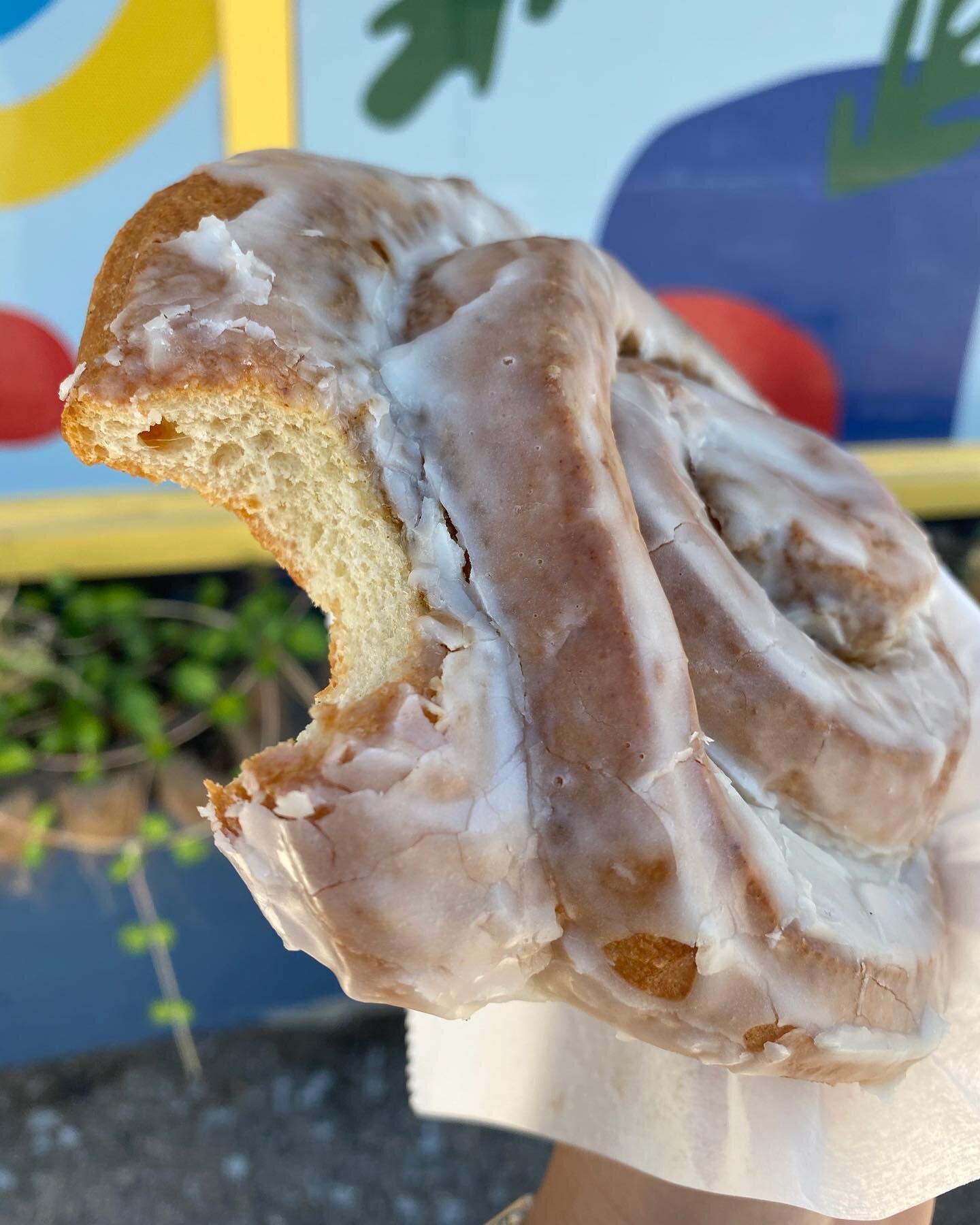 CHEERS TO THE FREAKIN&rsquo; WEEKEND 👏👏 Here&rsquo;s our cinnamon roll with maple glaze 🤩 perfect for double-carb Saturday, idk about you but that&rsquo;s how I roll.... bagel in one hand, cinny roll on the other 😎

#allcarbdiet #rebellebagels #p