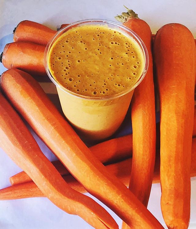Cold in temp, but warm in flavor 🥕 have you tried the carrot cake smoothie yet? 🧡 #superfoodsmoothie #plantbasedsmoothie #fallflavors #healthyboston