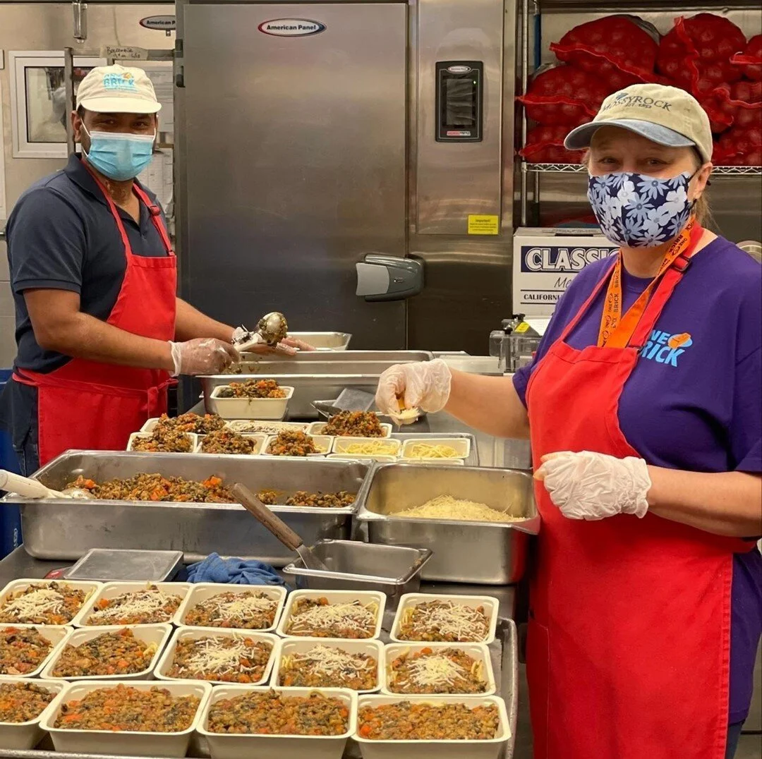 The gift of nutritious food can make a real difference for someone living with a life-challenging illness. By sponsoring a meal, you can help your neighbors in need. Click the link in our bio to learn more! #foodismedicine