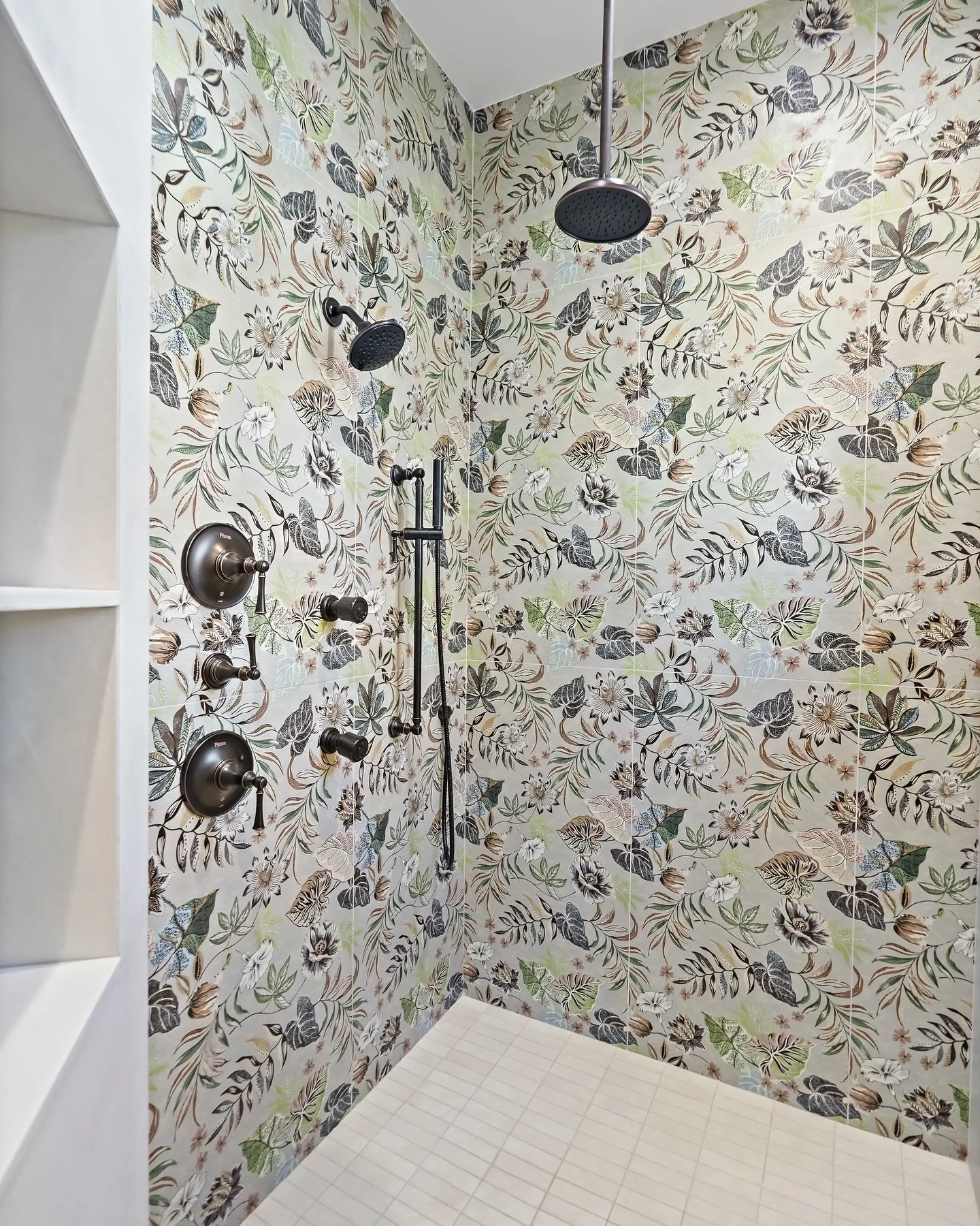 INTERIOR SHOWER