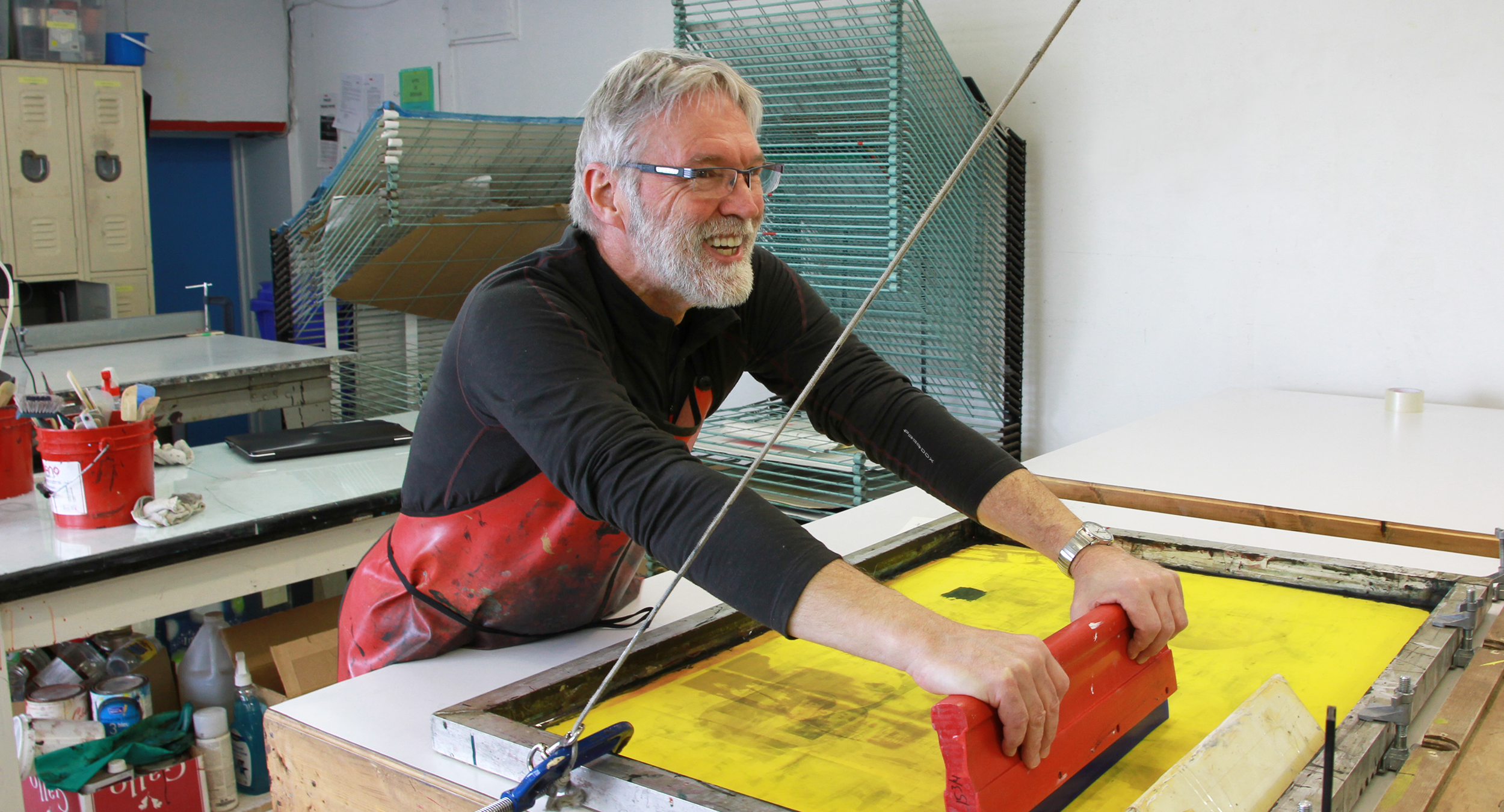 François Guay au travail. Technique d'estampe : sérigraphie. Qu'est-ce que c'est? Crédit photo : Catherine Leblond.