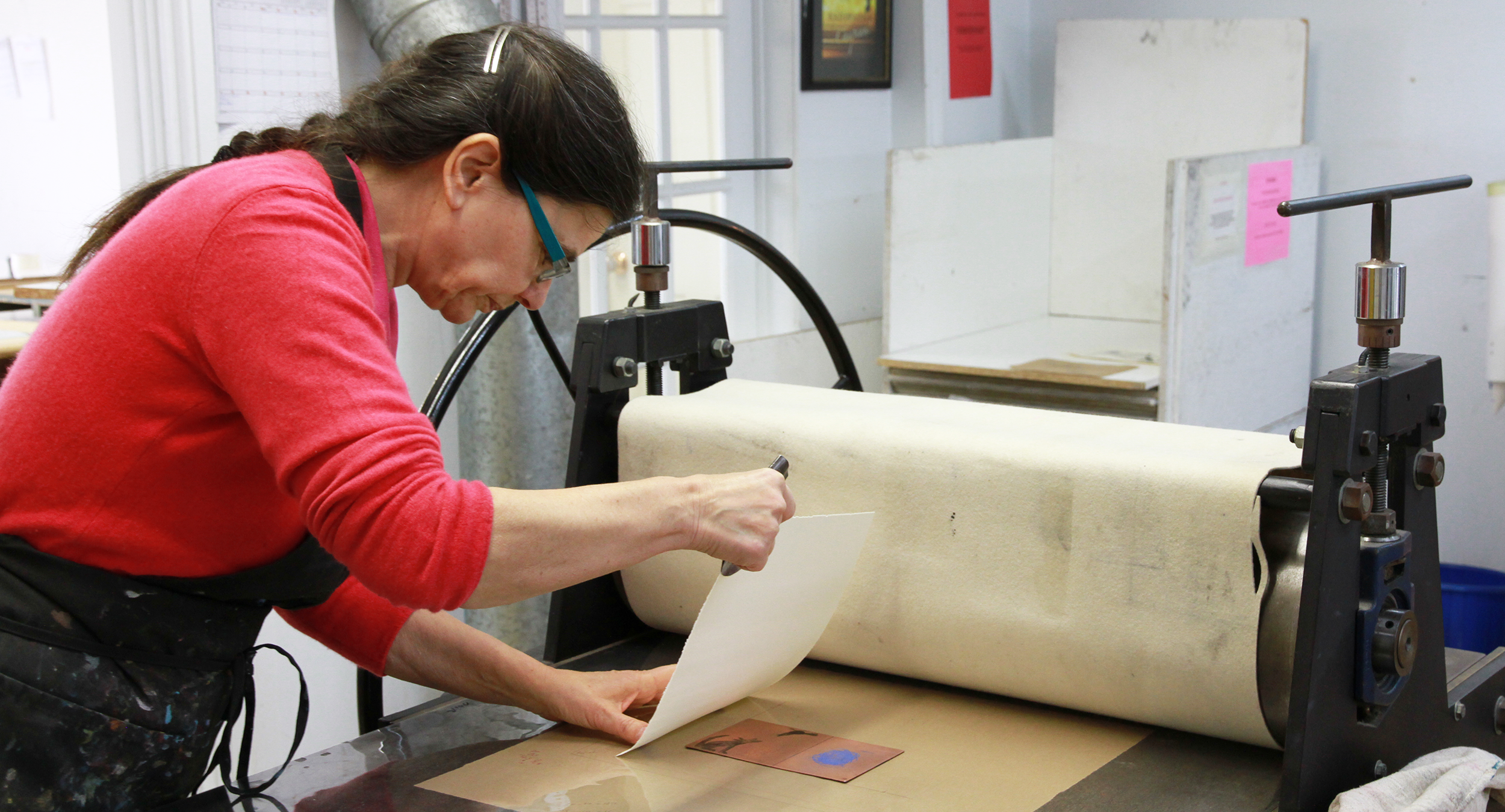 Frédérique Guichard au travail. Technique d'estampe : eau-forte. Qu'est-ce que c'est? Crédit photo : Catherine Leblond.