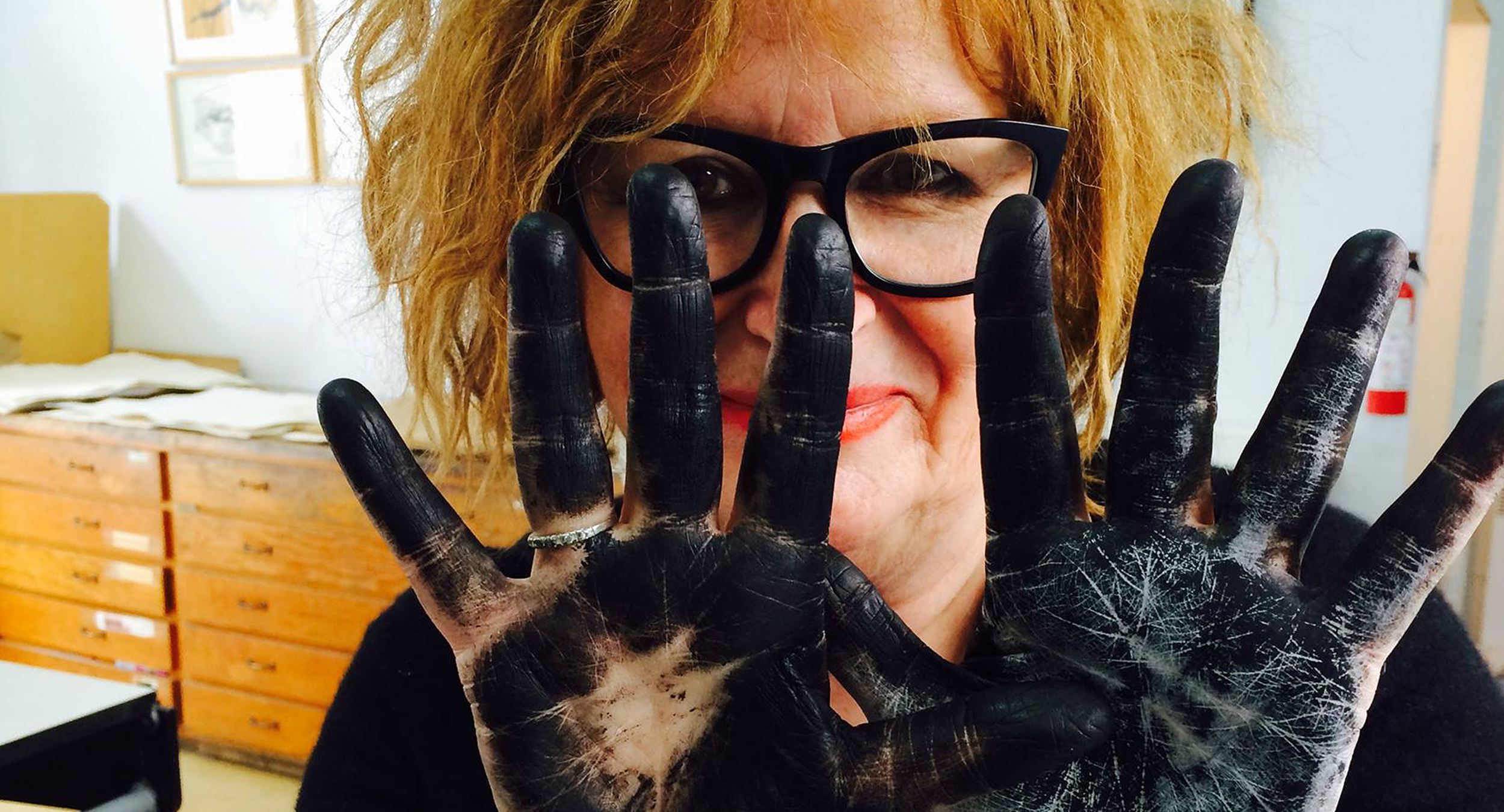 Jo Ann Lanneville au travail. Technique d'estampe : eau-forte. Qu'est-ce que c'est? Crédit photo : Jo Ann Lanneville.